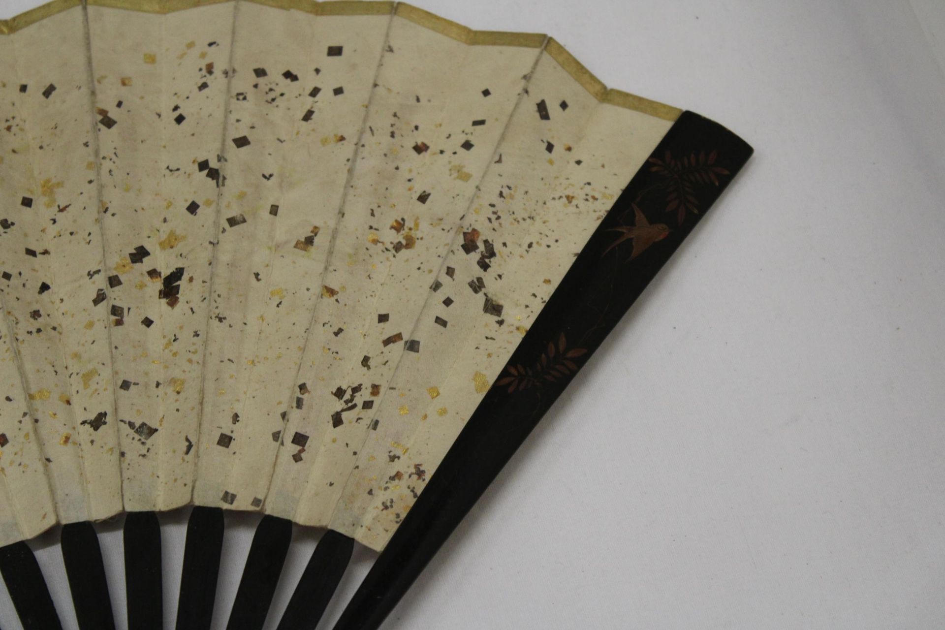 A CHINESE FAN WITH EMBROIDERED FLORAL DECORATION - Image 6 of 6