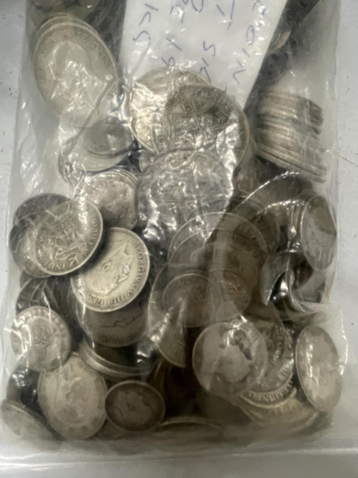 APPROX 300 PRE 1947 GB SILVER COINS TO INCLUDE HALF CROWNS, SHILLINGS, FLORINS, ETC - IN TOTAL 1. - Image 2 of 3