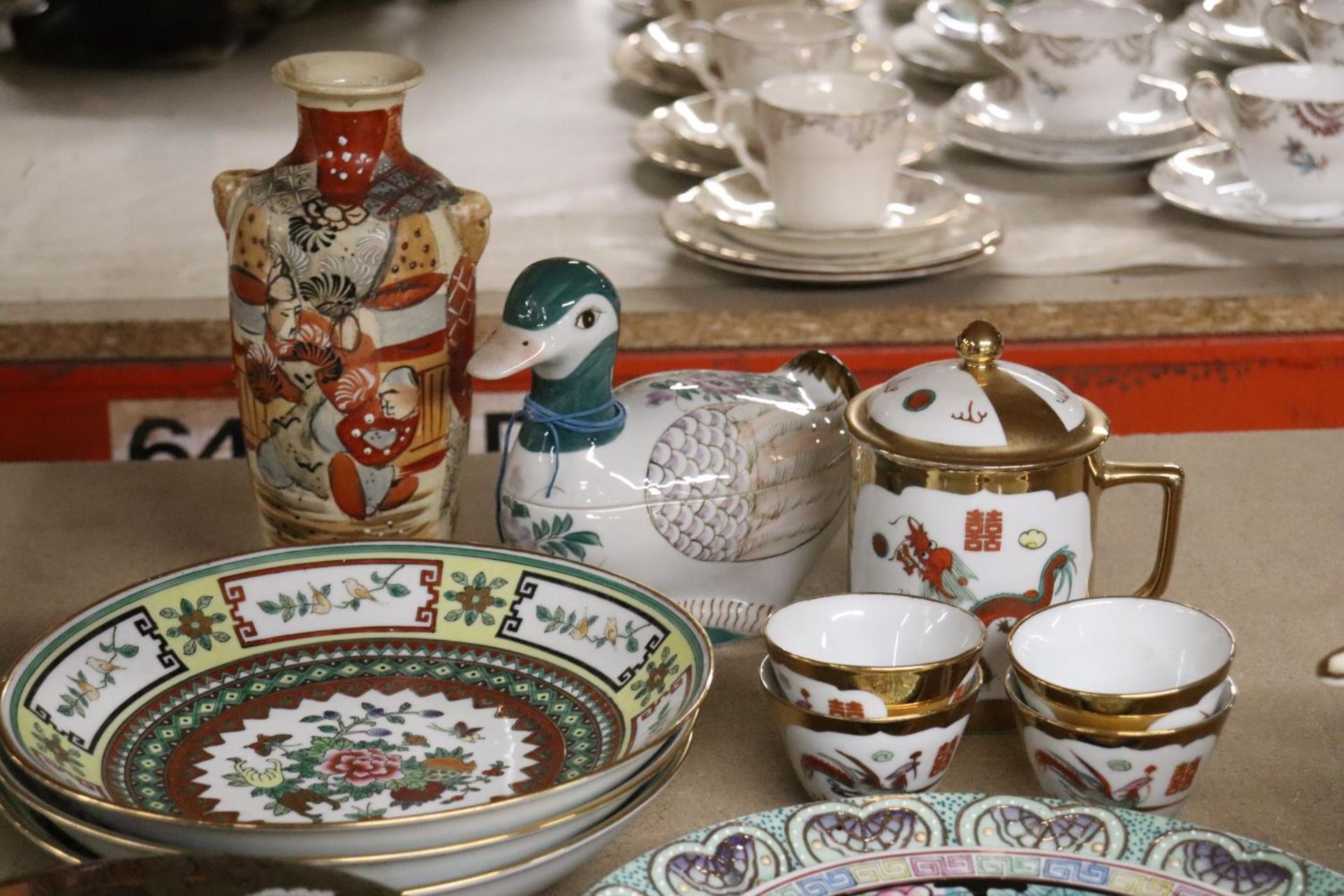 A COLLECTION OF ORIENTAL AND ORIENTAL STYLE ITEMS TO INCLUDE A VASE, PLATES, CUPS, BOWLS, A DUCK, - Image 4 of 5
