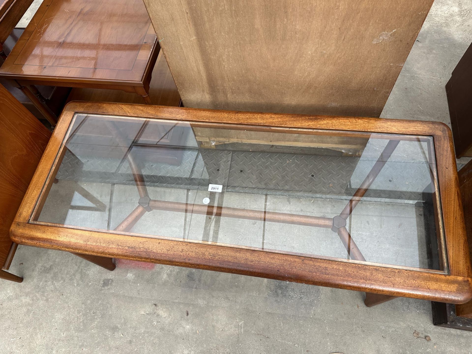 A RETRO TEAK COFFEE TABLE WITH GLASS TOP ON CHEVRON LEGS AND STRAIGHT STRETCHER, 47" X 20" - Image 2 of 4