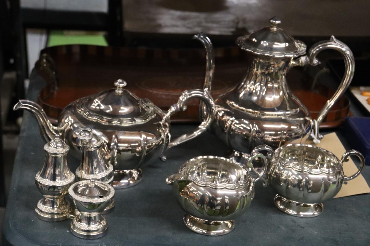 A SILVER PLATED TEASET TO INCLUDE A TEAPOT, COFFEE POT, SUGAR BOWL, CREAM JUG AND A CRUET SET - Image 5 of 5