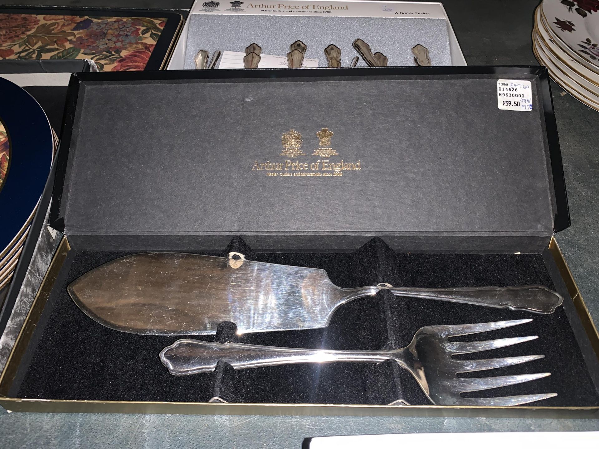 A MIXED LOT OF BOXED FLATWARE TO INCLUDE "AUTHUR PRICE OF ENGLAND" WITH FUTHER BOXED PLACEMATS AND - Bild 3 aus 4