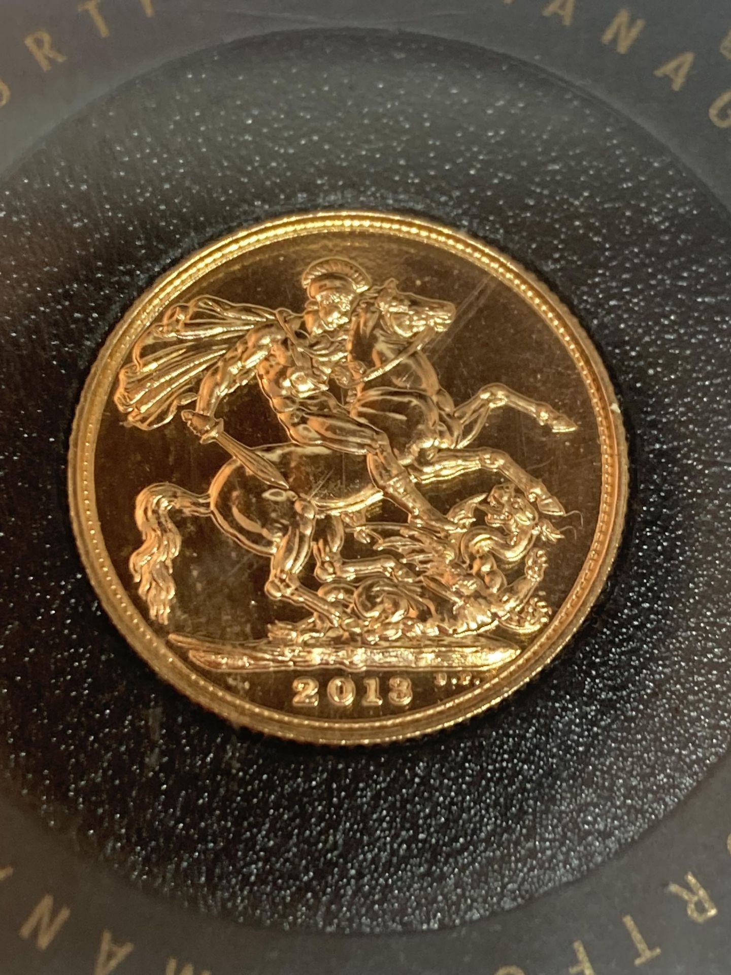 A CASED UNCIRCULATED GOLD SOVEREIGN DATED 2018 - Bild 2 aus 3