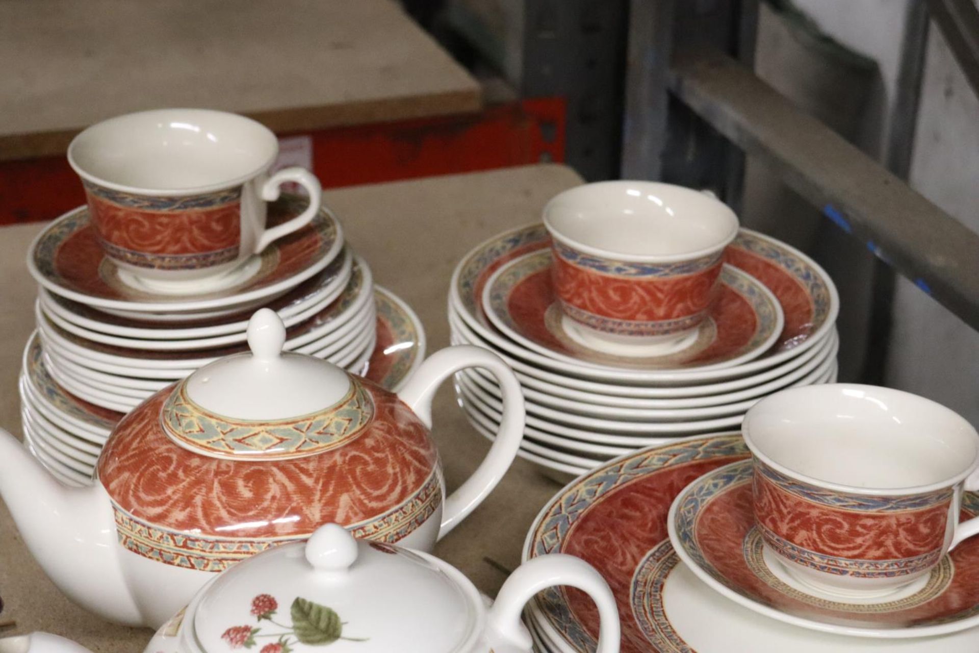 A CHURCHILL PART DINNER SERVICE TO INCLUDE VARIOUS SIZES OF PLATES, BOWLS, TWO TEAPOTS, SAUCE - Image 3 of 5