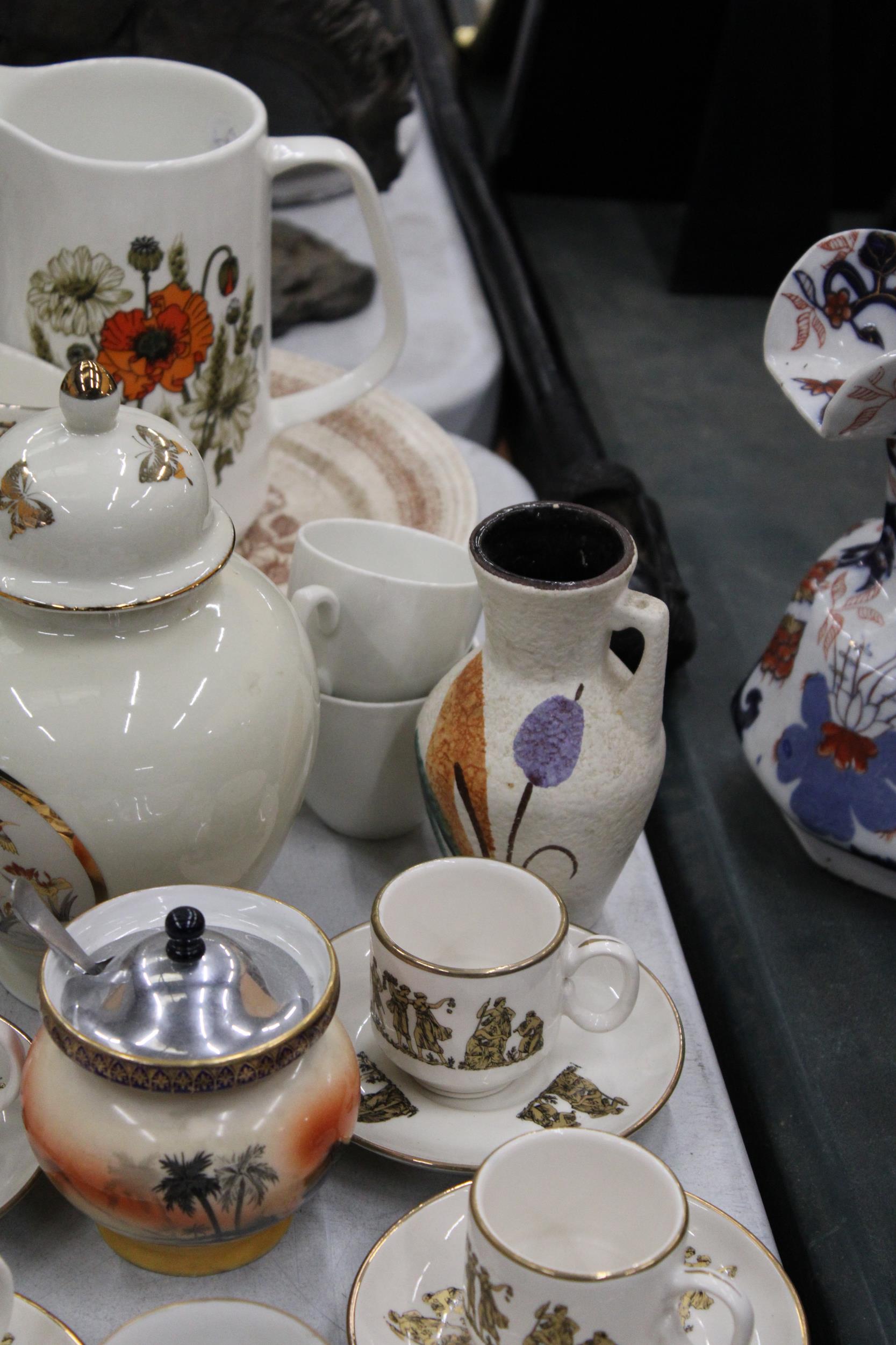 A QUANTITY OF CERAMICS TO INCLUDE CLASSICAL THEMED CUPS AND SAUCERS, PLATES, A LIDDED JAR, - Image 5 of 5