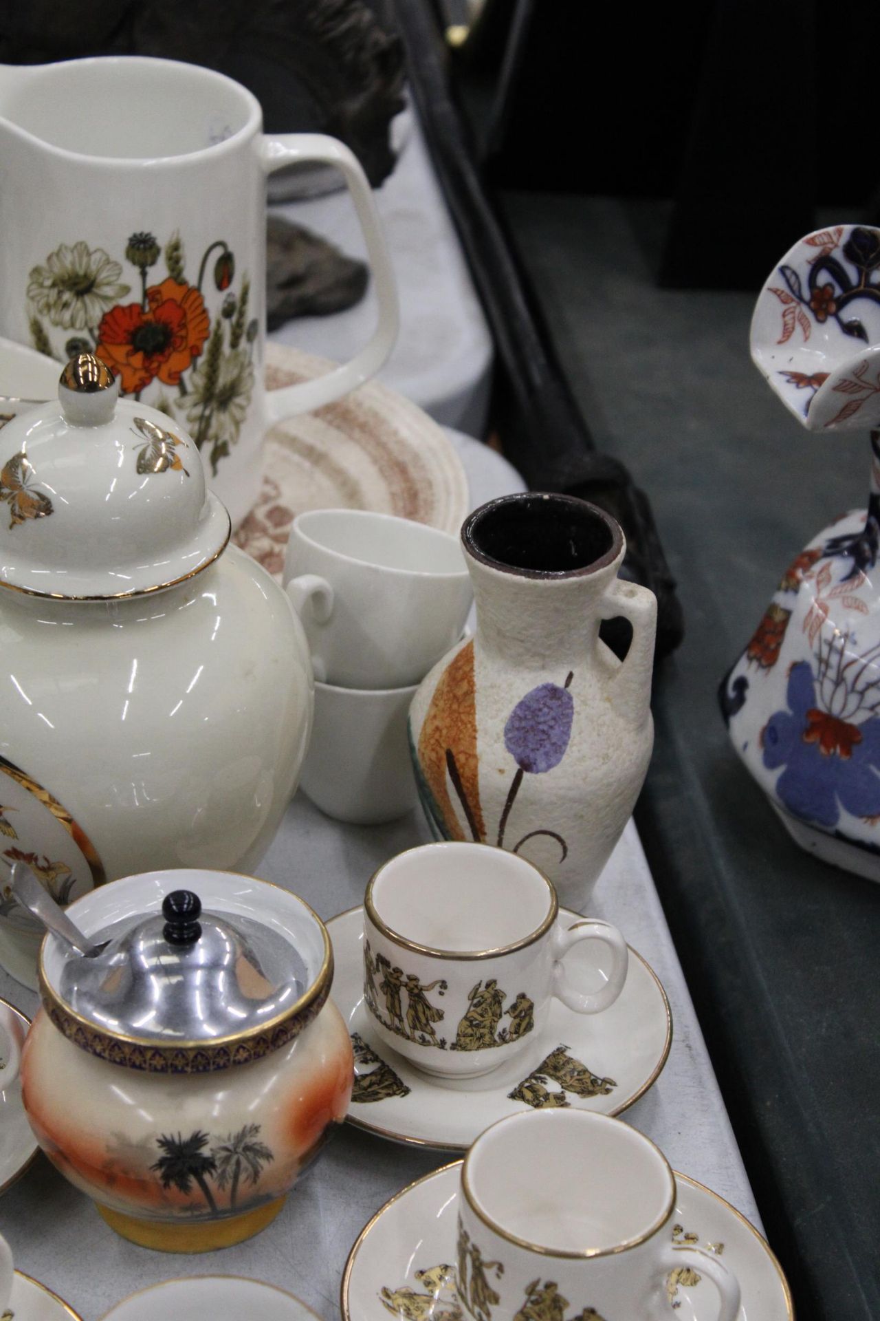 A QUANTITY OF CERAMICS TO INCLUDE CLASSICAL THEMED CUPS AND SAUCERS, PLATES, A LIDDED JAR, - Image 5 of 5