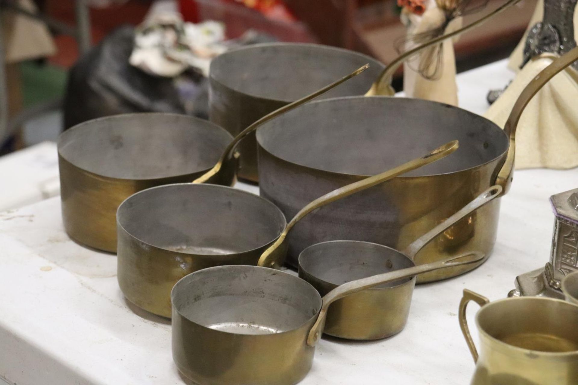 SIX VINTAGE GRADUATED SAUCEPANS - Image 5 of 5