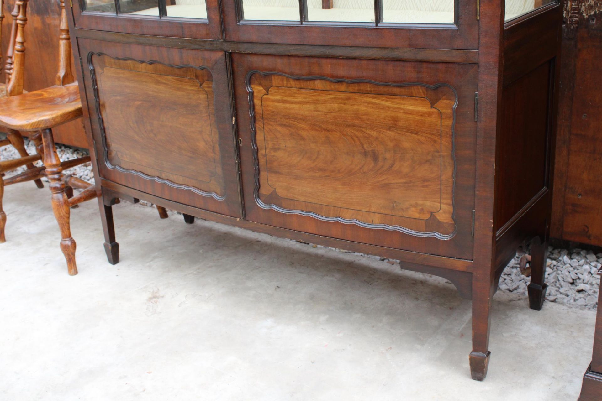 AN EARLY 20TH CENTURY MAHOGANY TWO DOOR DISPLAY CABINET WITH CUPBOARDS TO BASE ON TAPERING LEGS WITH - Bild 3 aus 4