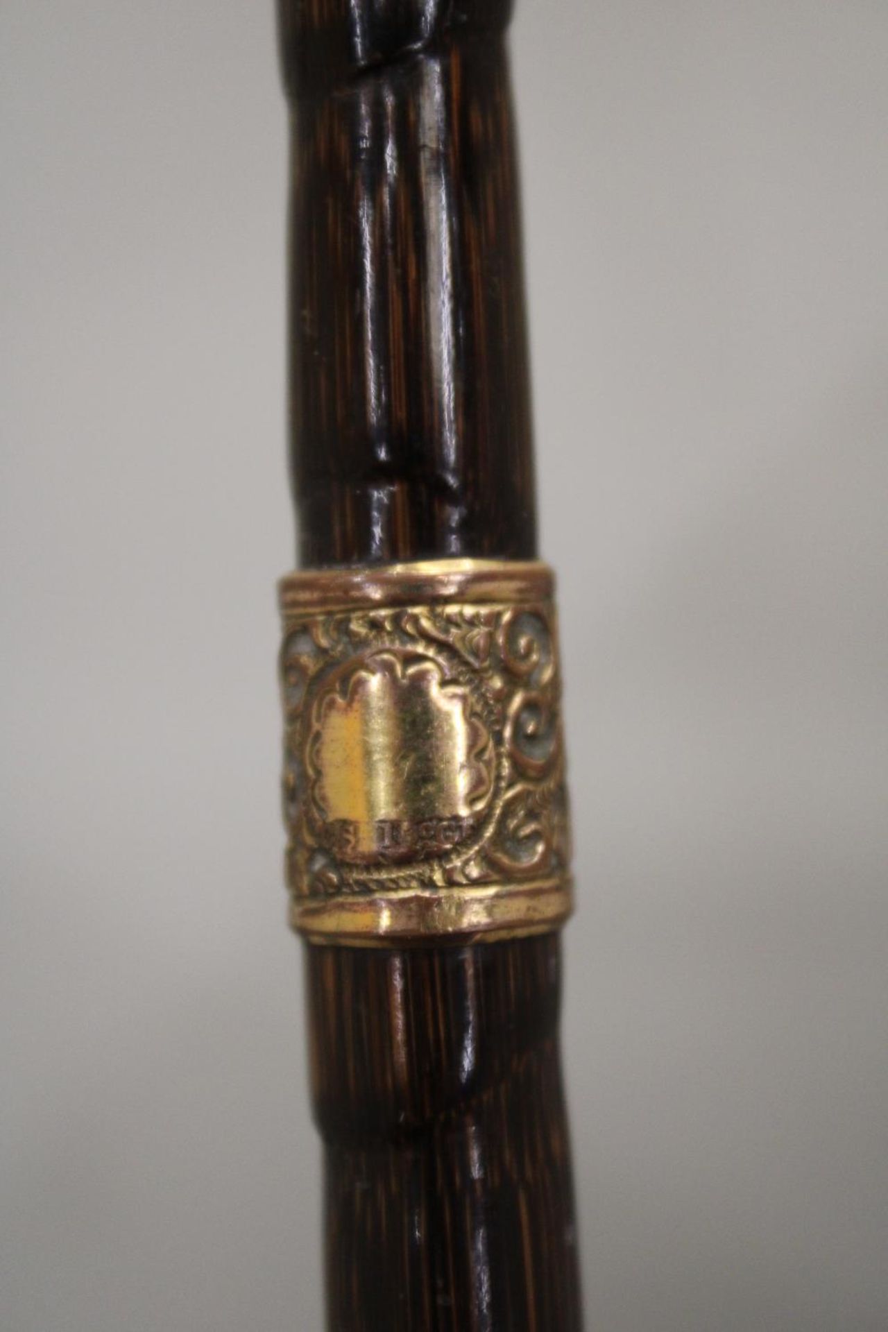 A VINTAGE WALKING STICK WITH 9 CARAT GOLD FINIALS - Image 3 of 4