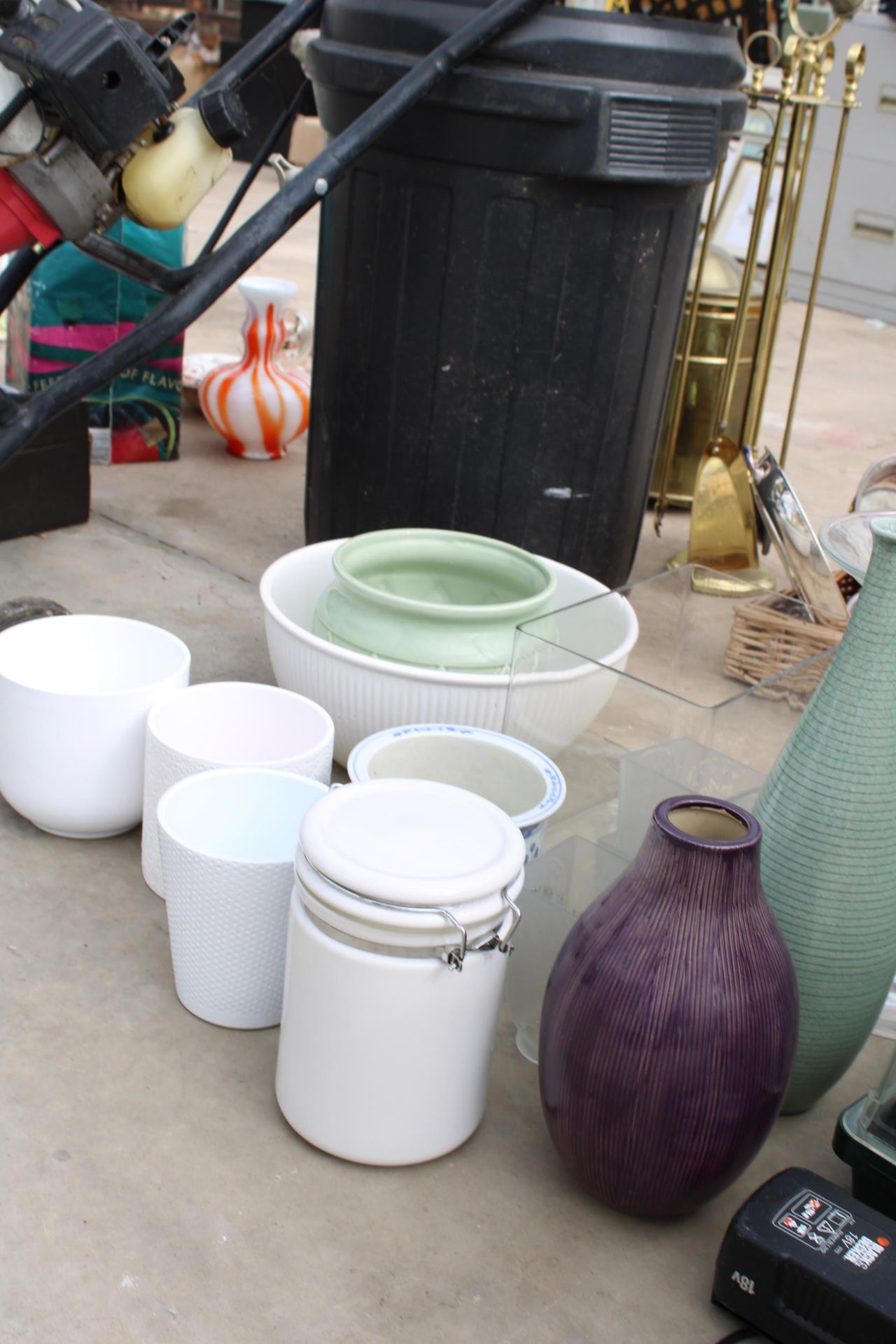 AN ASSORTMENT OF ITEMS TO INCLUDE A PROPEGATOR AND GLASS AND CERAMIC VASES ETC - Image 3 of 3