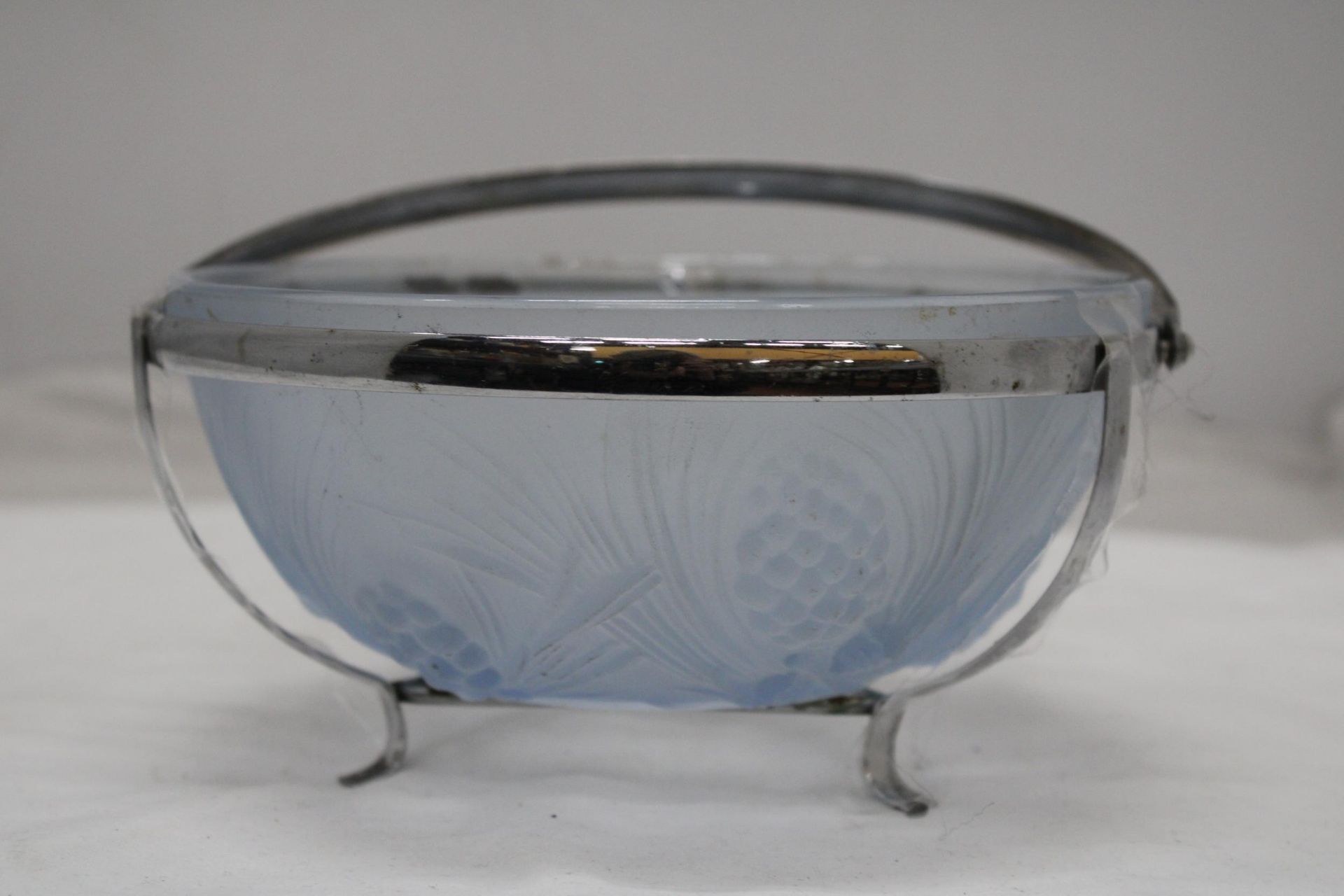 A VINTAGE JOBLING GLASS BOWL IN A SILVER PLATED HOLDER, DIAMETER 18CM - Image 2 of 6