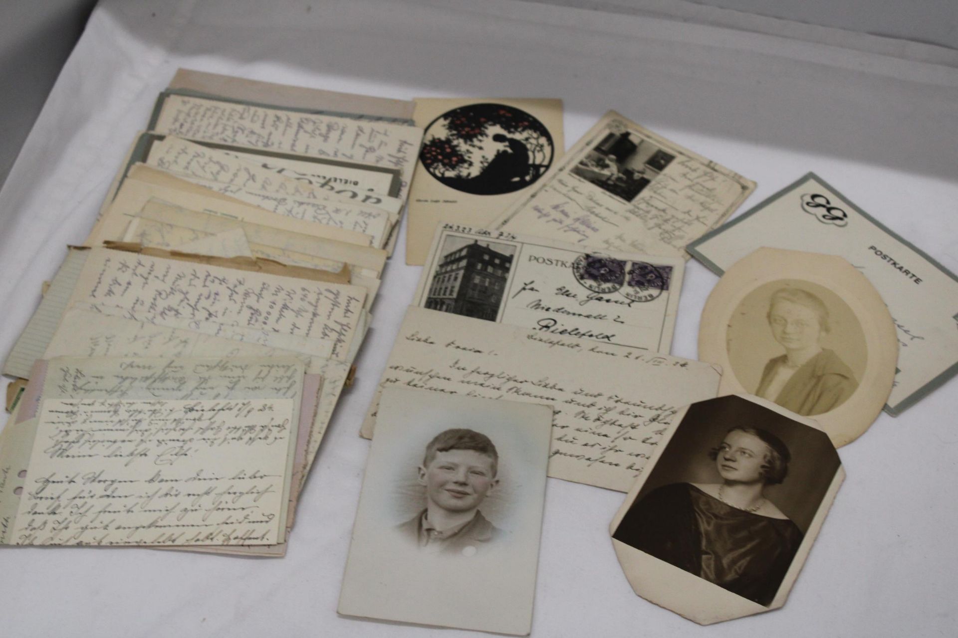 A COLLECTION OF VINTAGE PHOTOS, POSTCARDS, LETTERS, ETC FROM A GERMAN FAMILY, 1922-1937 - Bild 5 aus 5