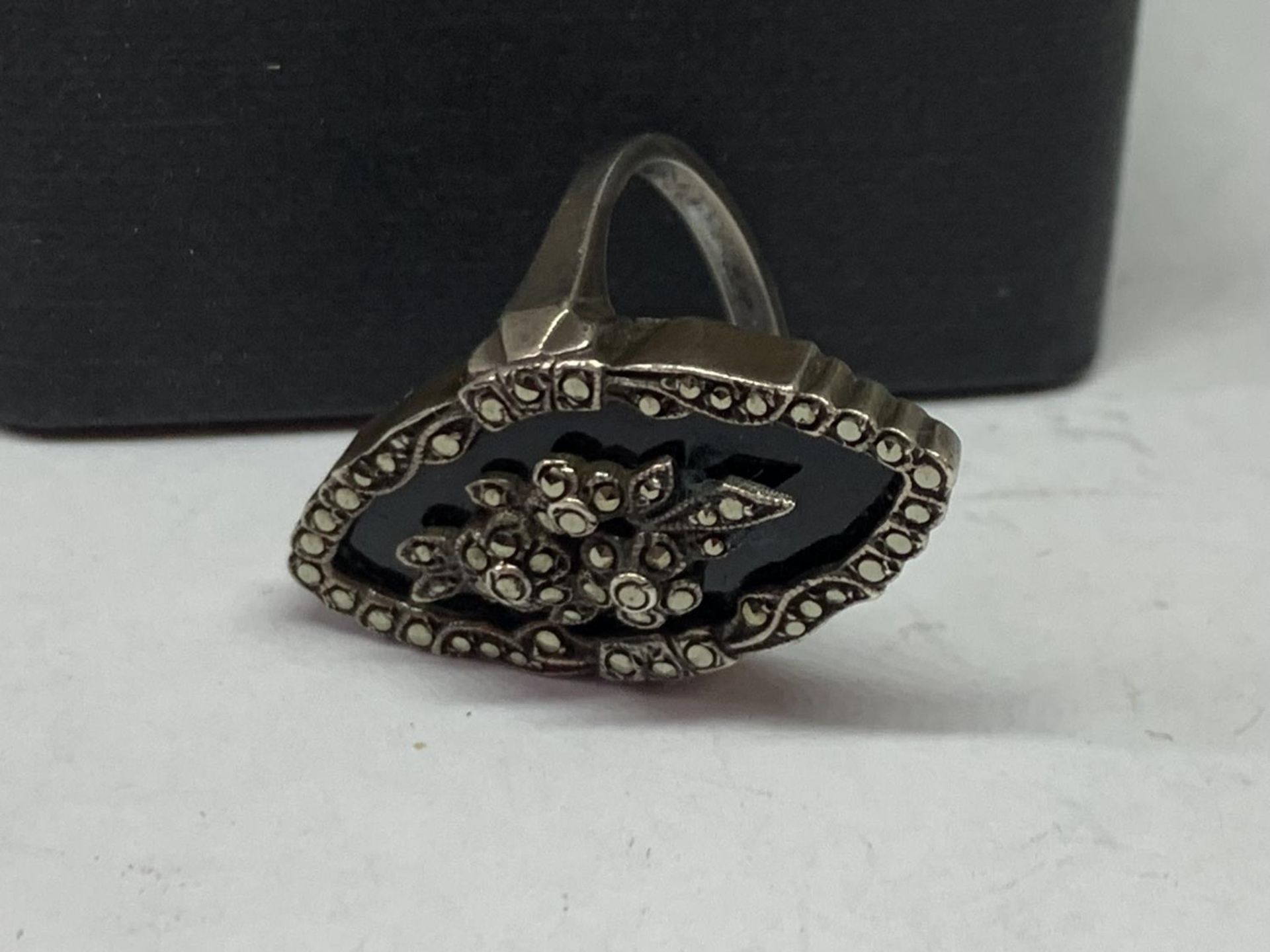 A BOXED SILVER AND BLACK STONE RING - Image 2 of 3