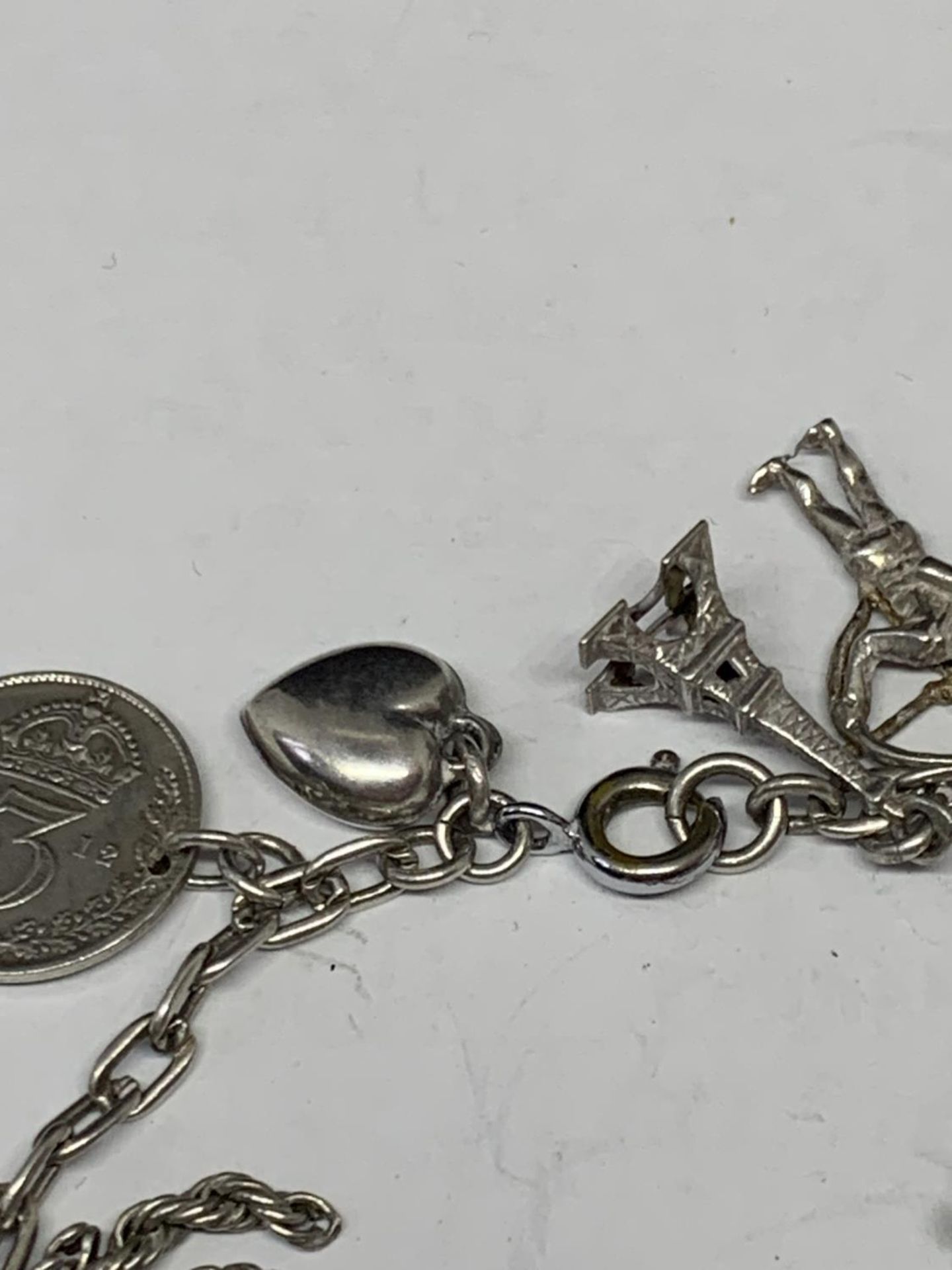 A SILVER CHARM BRACELET WITH NINETEEN CHARMS - Image 3 of 5