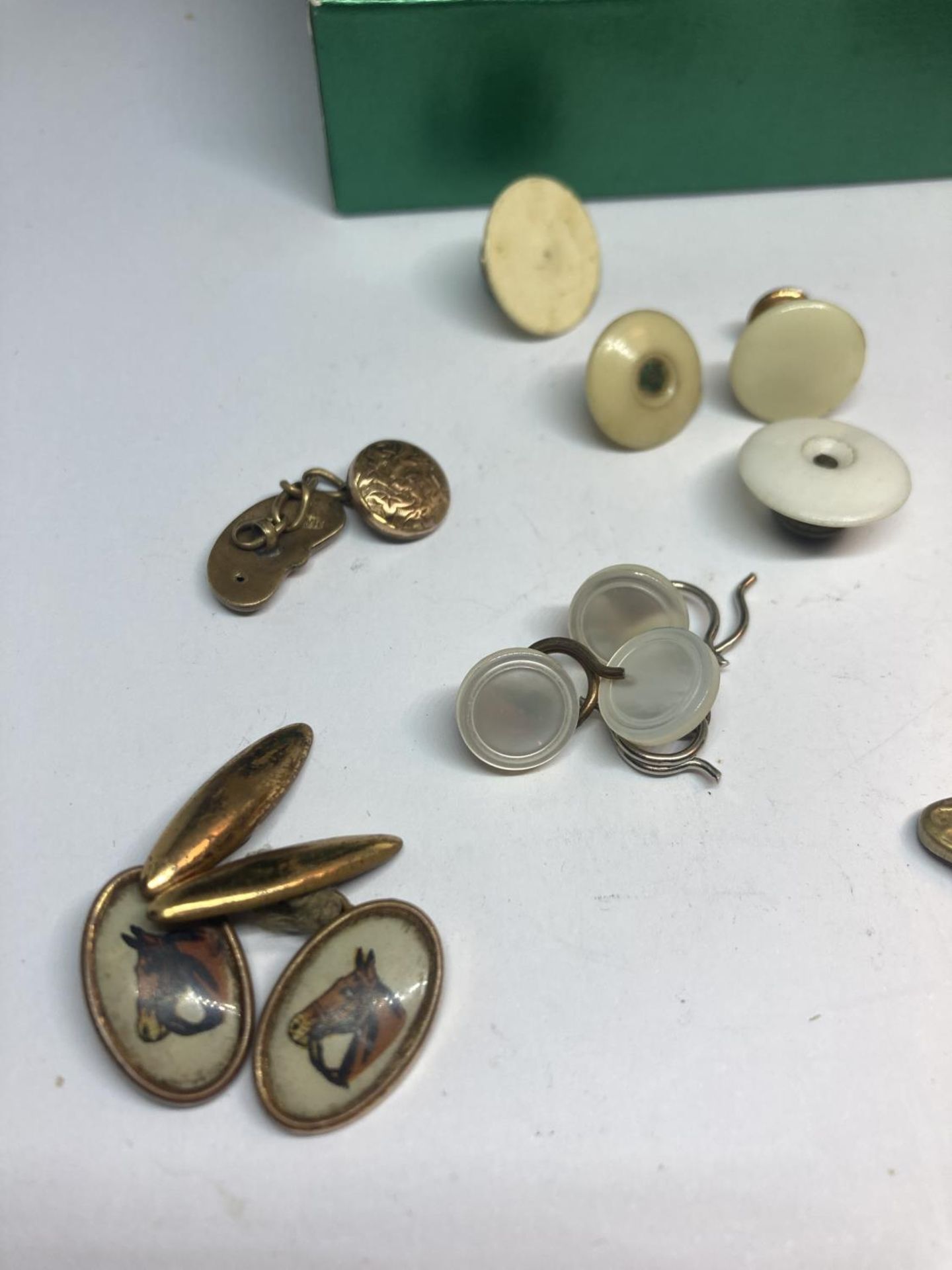 A QUANTITY OF VINTAGE CUFFLINKS AND STUDS - Bild 2 aus 4