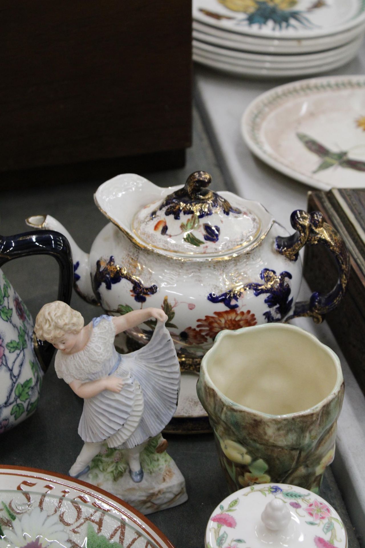 A MIXED LOT OF VINTAGE COLLECTABLE ITEMS TO INCLUDE A WEDGWOOD TEAPOT AND STAND, LOSOL WARE JUG, - Image 6 of 7