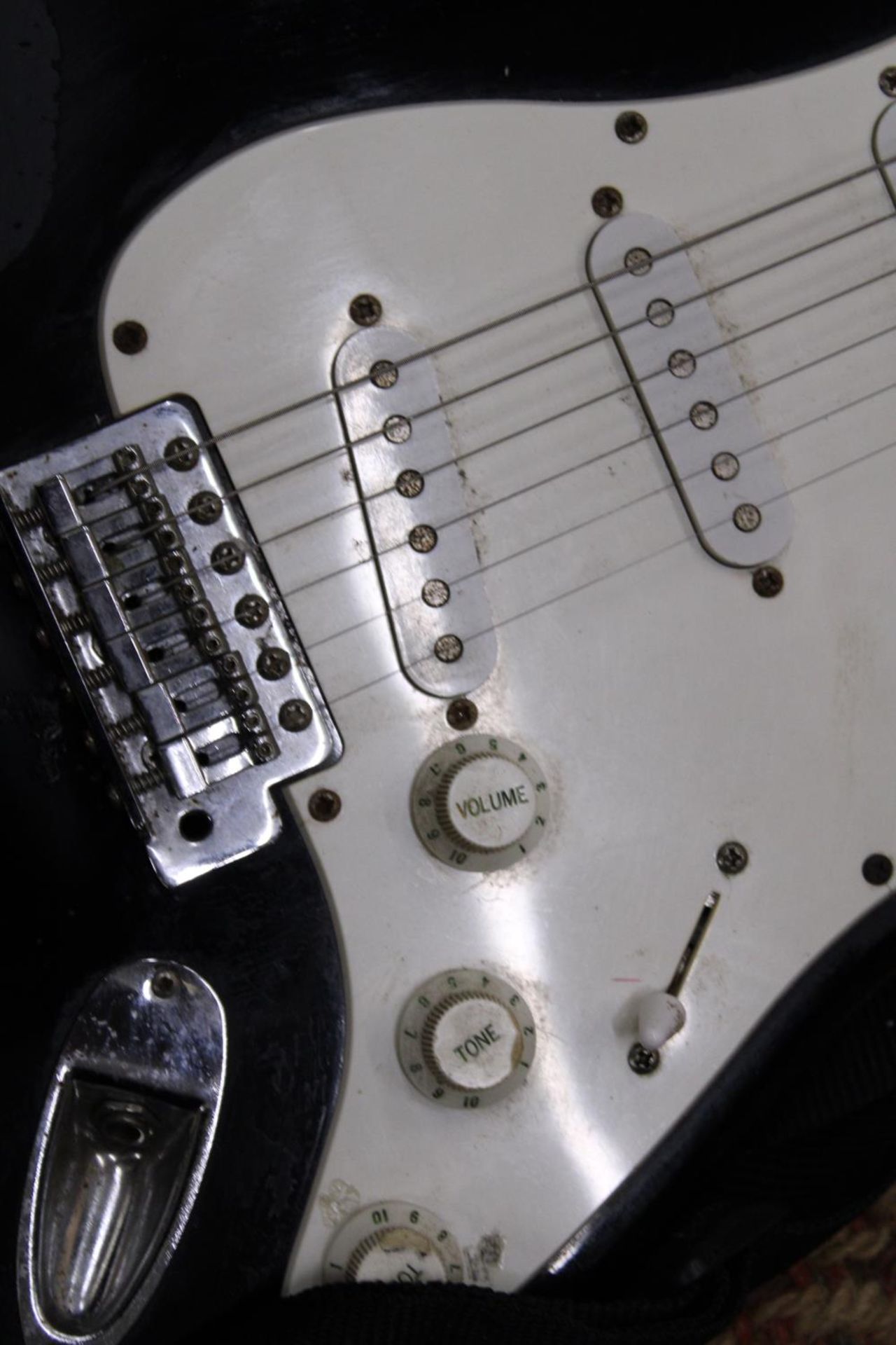 A SQUIER BLACK STRATOCASTER ELECTRIC GUITAR BY FENDER - Image 5 of 6