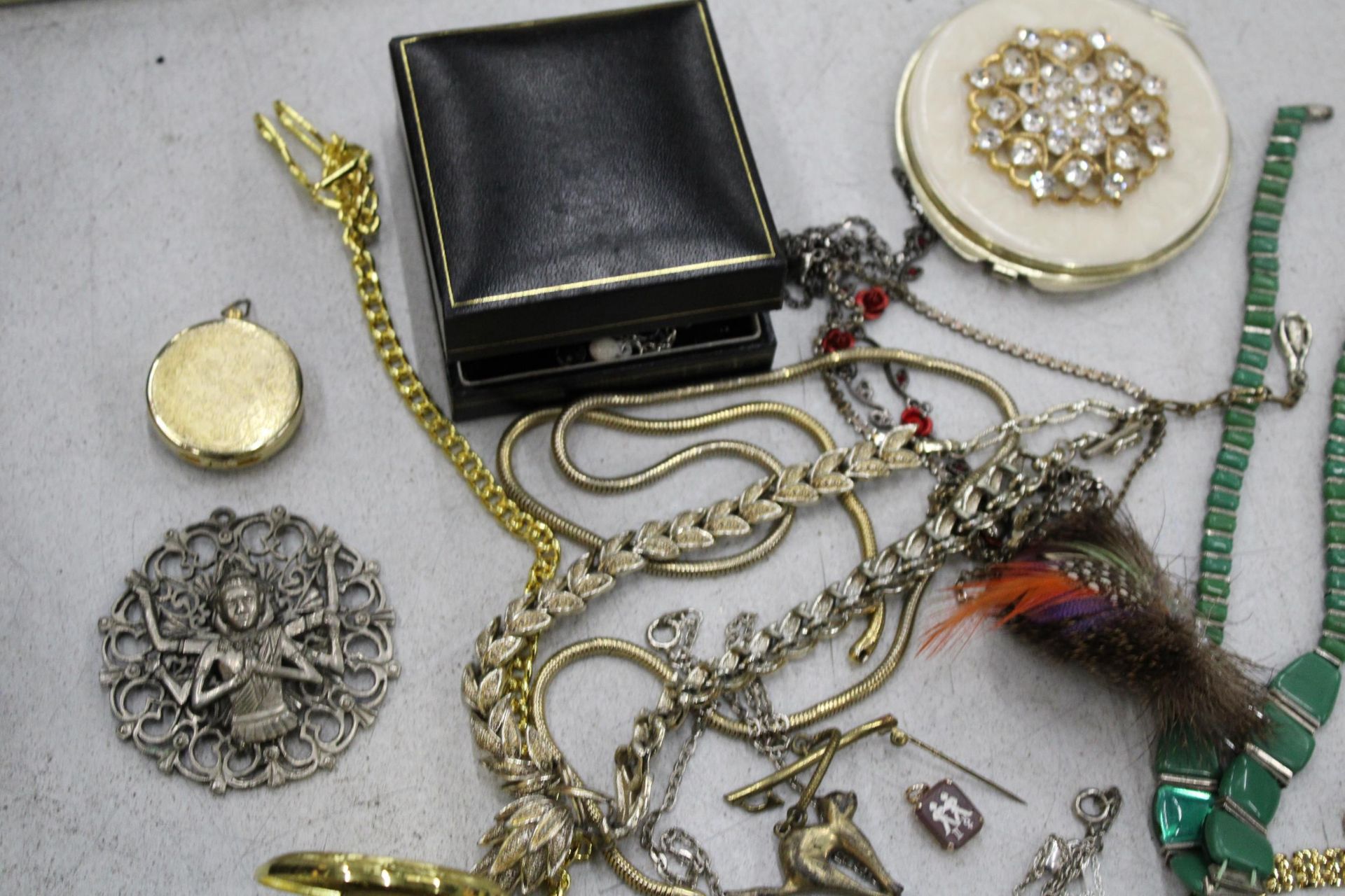 A QUANTITY OF COSTUME JEWELLERY TO INCLUDE CHAINS AND PENDANTS, RINGS, MODERN POCKET WATCHES, - Bild 3 aus 6