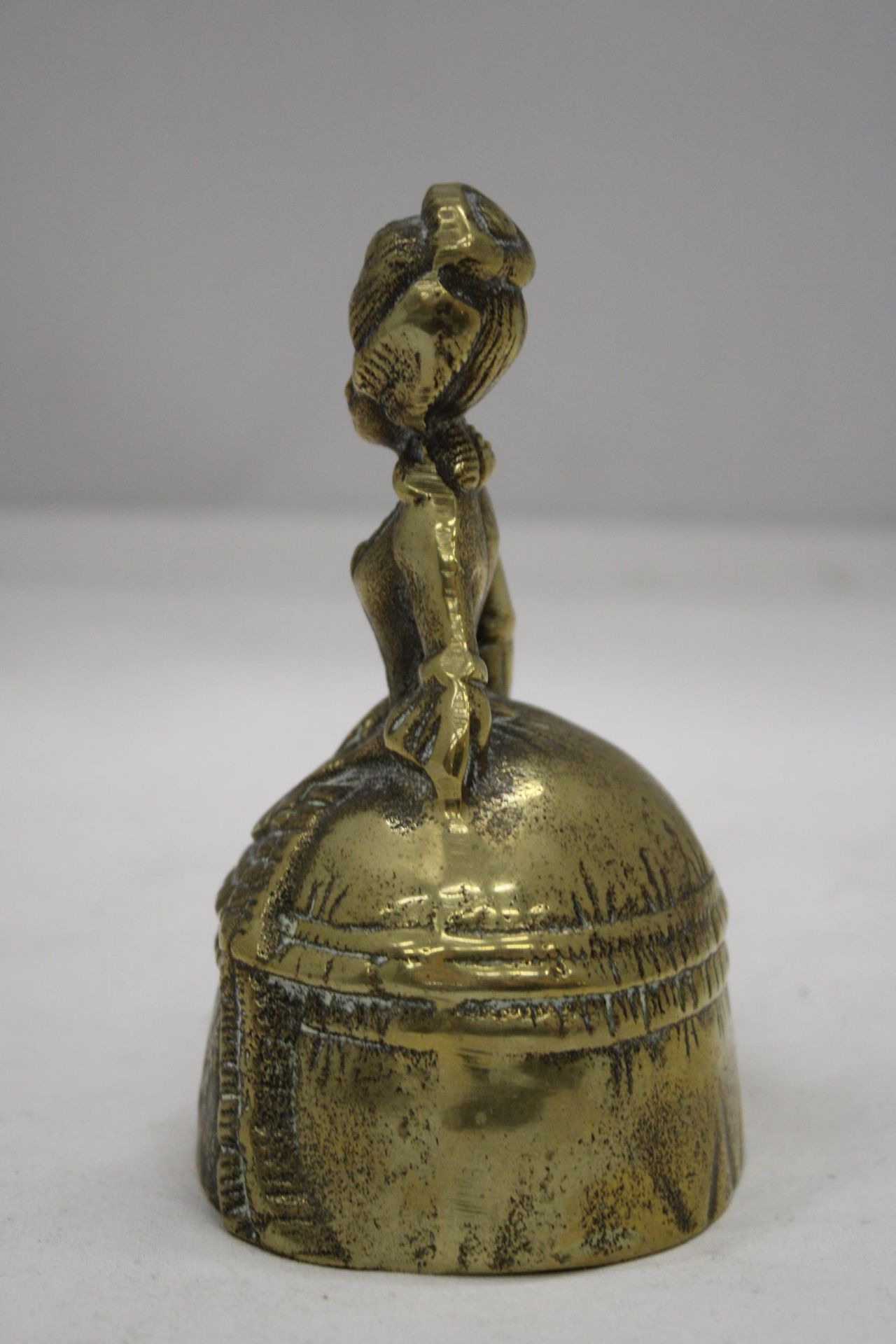 A VINTAGE BRASS BELL MODELLED AS A VICTORIAN WOMAN - Image 3 of 6
