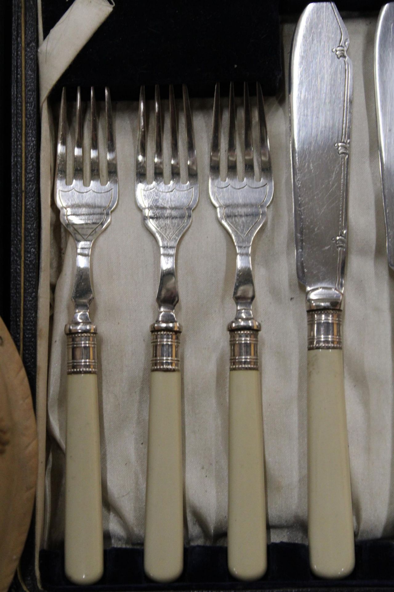 A CASED FISH KNIFE AND FORK SET - Image 5 of 6