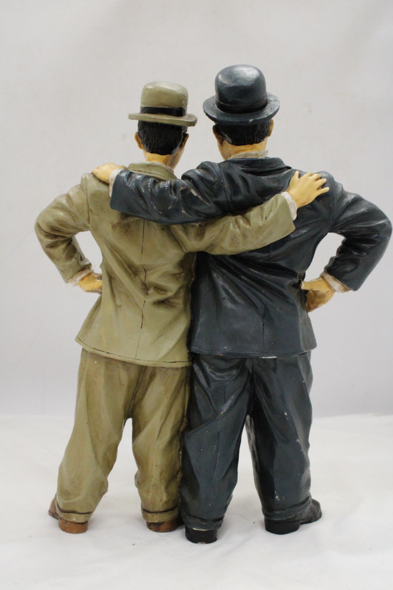 A LARGE FIGURE GROUP OF LAUREL AND HARDY, HEIGHT 37CM - Bild 4 aus 6
