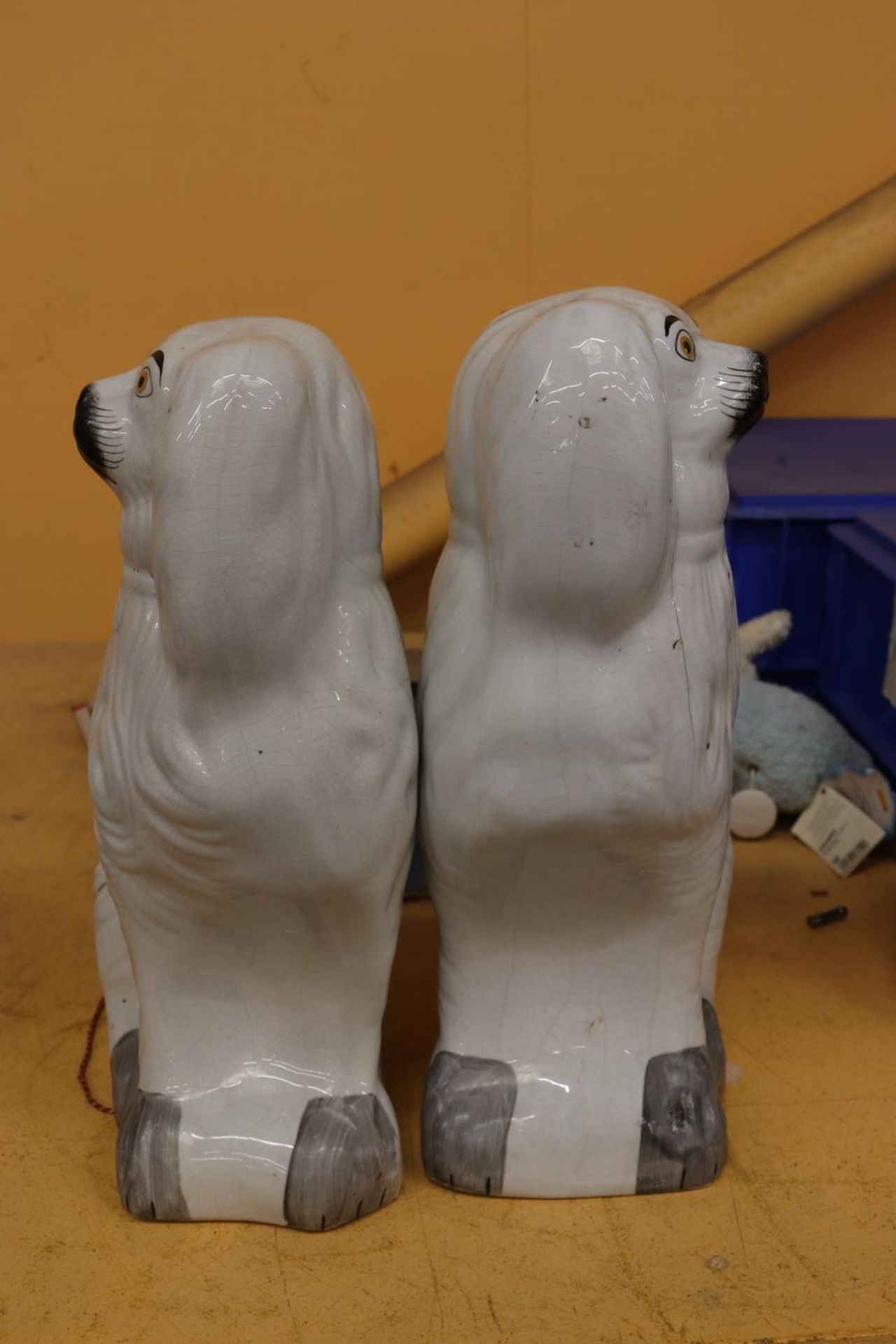 A LARGE PAIR OF STAFFORDSHIRE STYLE SPANIELS, HEIGHT 36CM - Image 5 of 5