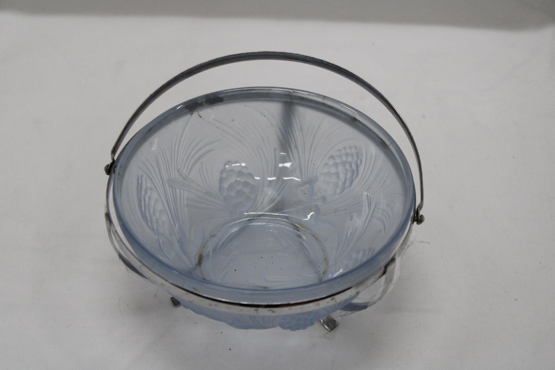 A VINTAGE JOBLING GLASS BOWL IN A SILVER PLATED HOLDER, DIAMETER 18CM