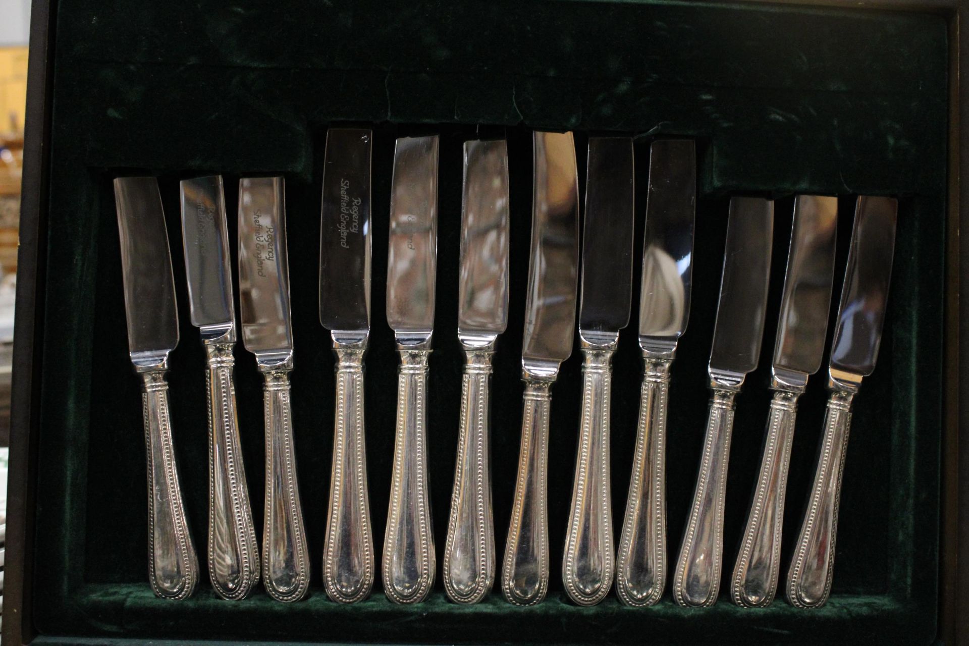 TWO CASED CANTEENS OF CUTLERY, ONE IS COMPLETE, THE OTHER HAS THREE TEASPOONS MISSING - Bild 6 aus 8