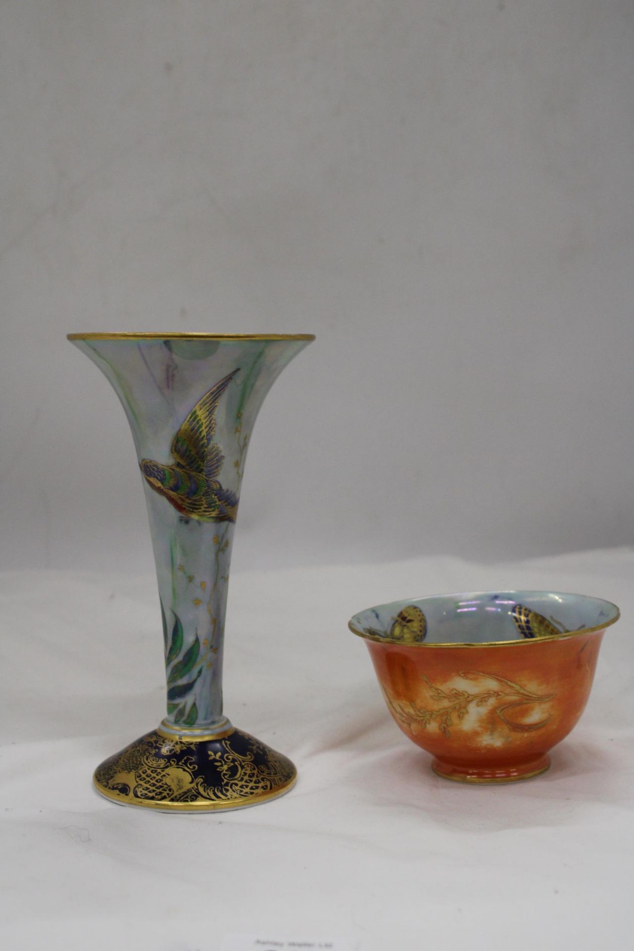 TWO PIECES OF VINTAGE AYNSLEY LUSTREWARE WITH BUTTERFLY DESIGN, TO INCLUDE A VASE, HEIGHT 18CM AND A - Bild 4 aus 6