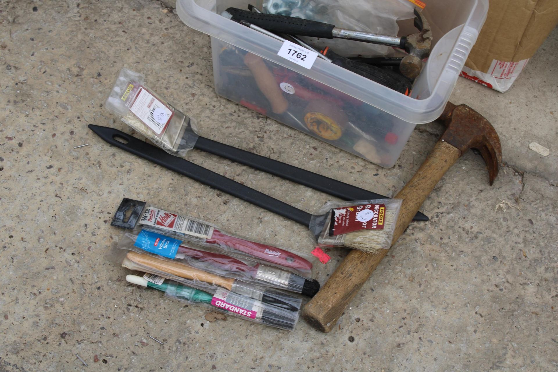 AN ASSORTMENT OF ITEMS TO INCLUDE PAINT BRUSHES AND HAMMERS ETC - Image 4 of 4