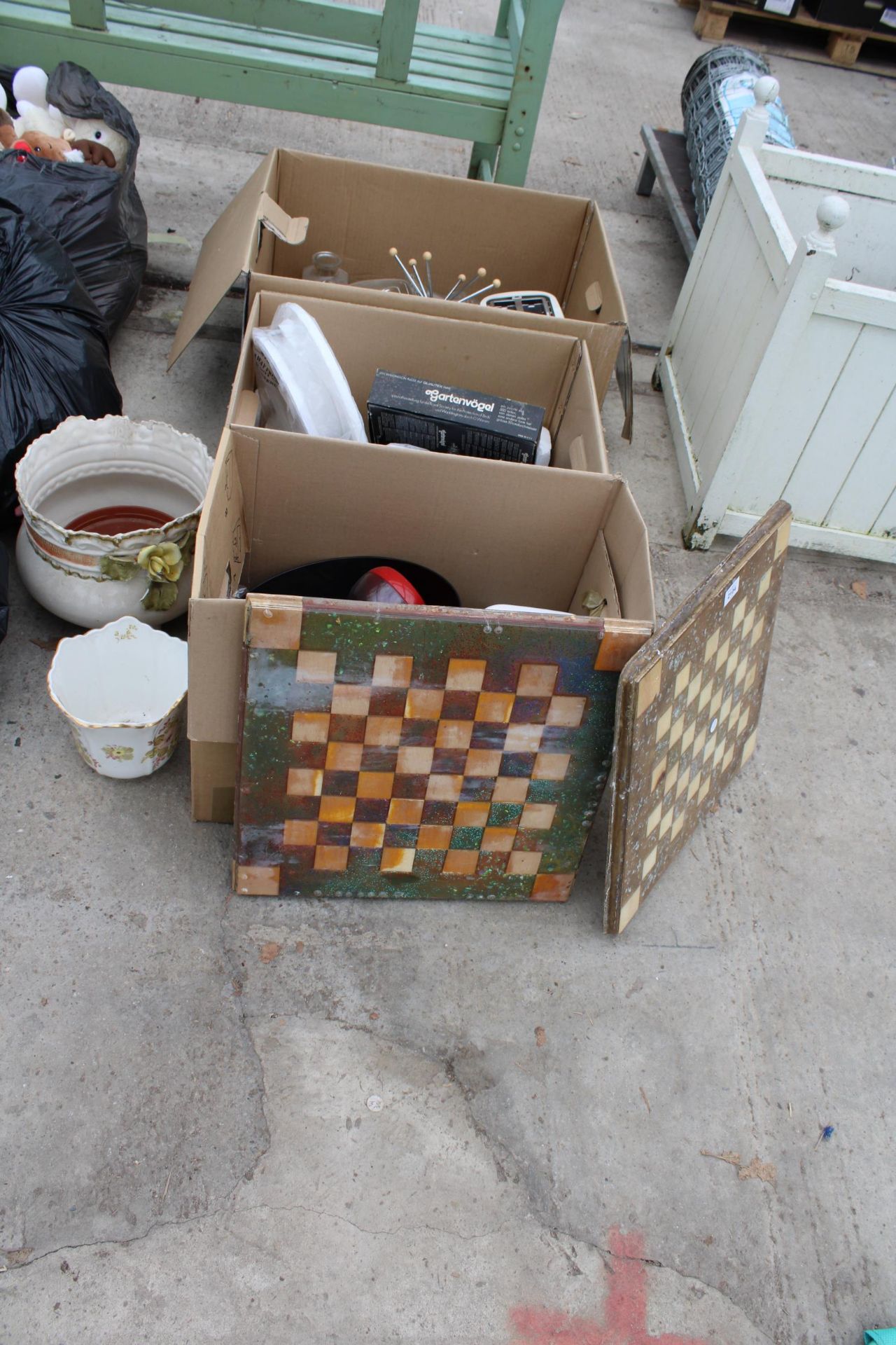 A COLLECTION OF HOUSEHOLD ITEMS TO INCLUDE TWO CHESS BOARDS, PLANTERS, ETC