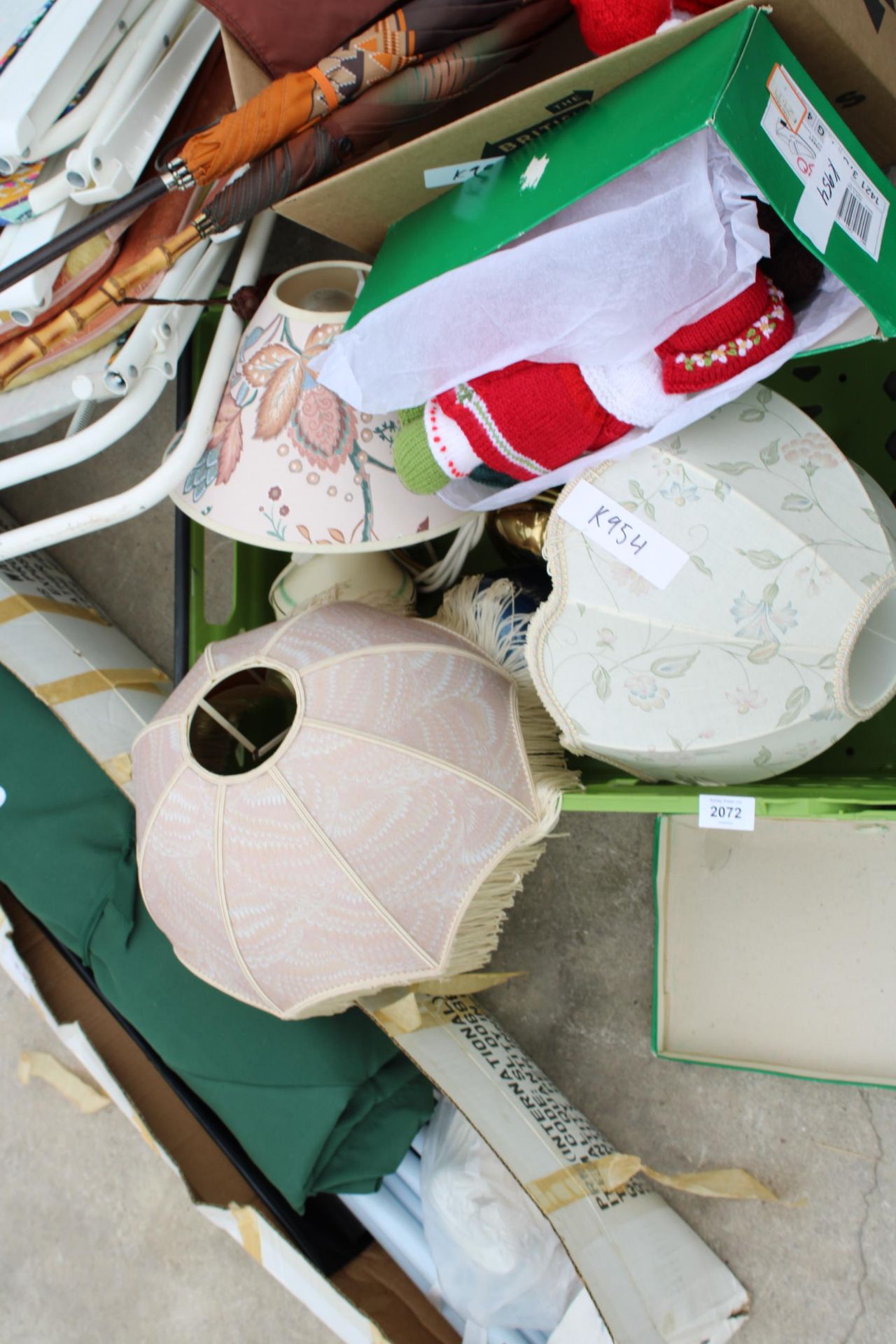 AN ASSORTMENT OF ITEMS TO INCLUDE FOLDING CHAIRS, A GAZEBO AND LAMPS ETC - Image 4 of 4