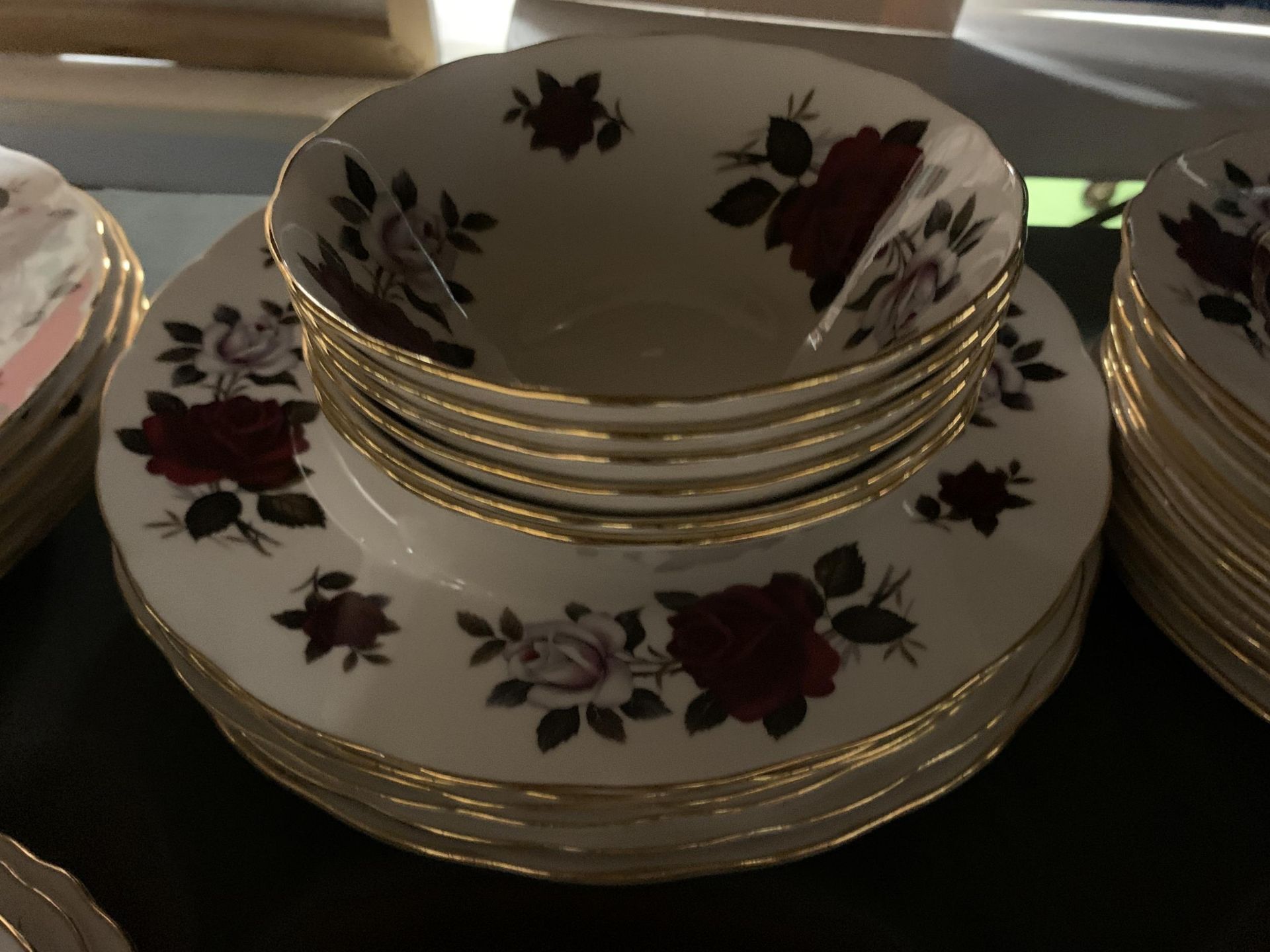 A LARGE PART DINNER SERVICE - COLCLOUGH, RIDGWAY POTTERIES TO INCLUDE BOWLS, PLATES, CUPS AND - Image 3 of 5