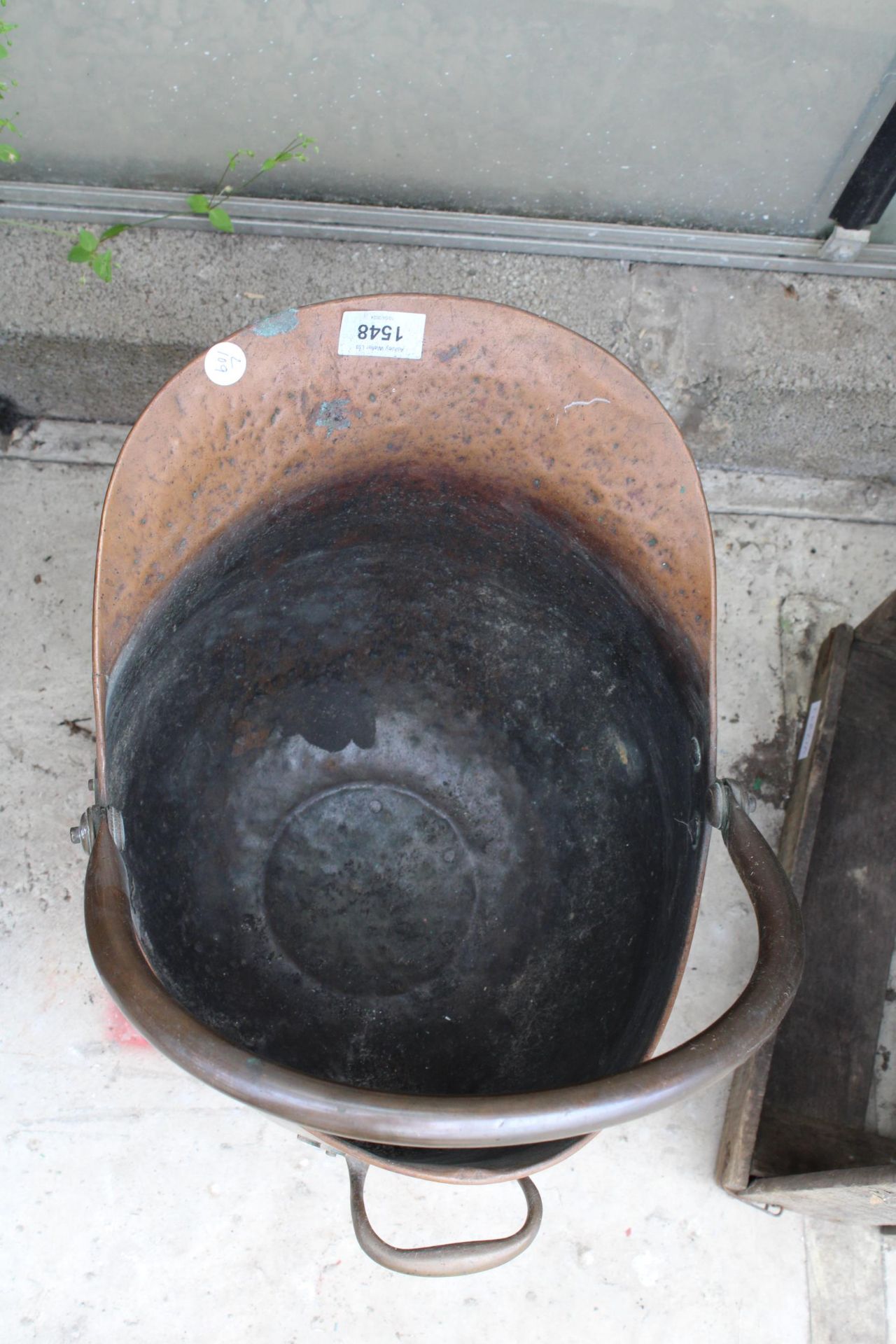 A VINTAGE COPPER COAL BUCKET - Bild 3 aus 3