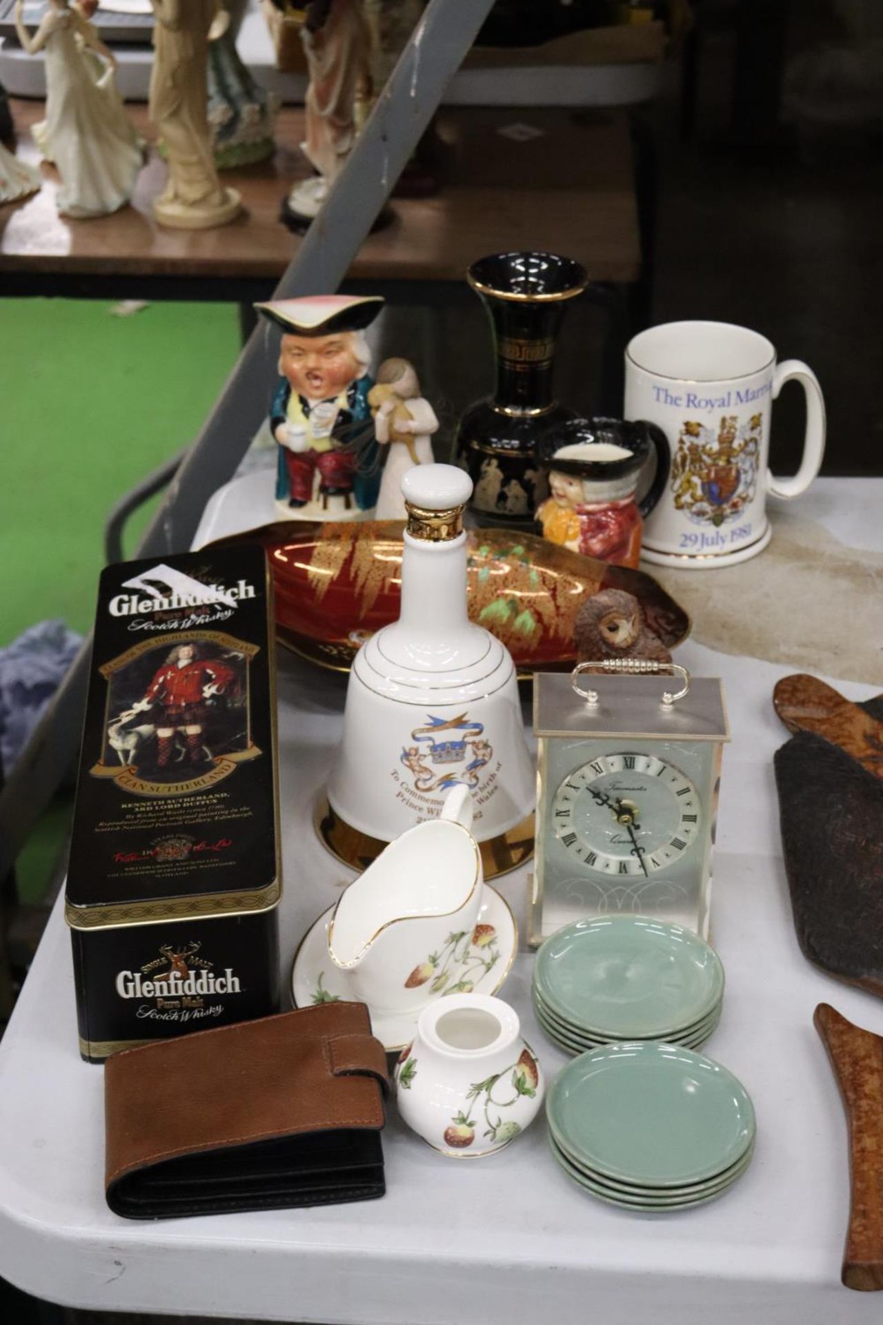 A QUANTITY OF CERAMICS, ETC TO INCLUDE A CARLTON WARE 'ROUGE ROYALE' DISH, BELL'S WHISKY DECANTER,