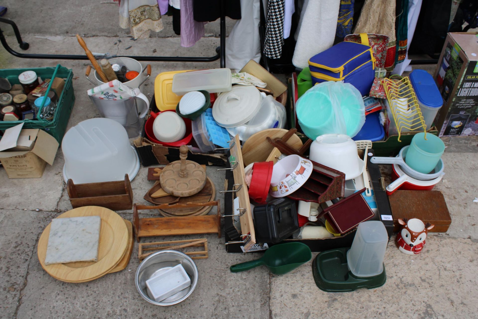 AN ASSORTMENT OF HOUSEHOLD ITEMS TO INCLUDE CERAMICS, A DESK TIDY AND KITCHEN ITEMS ETC