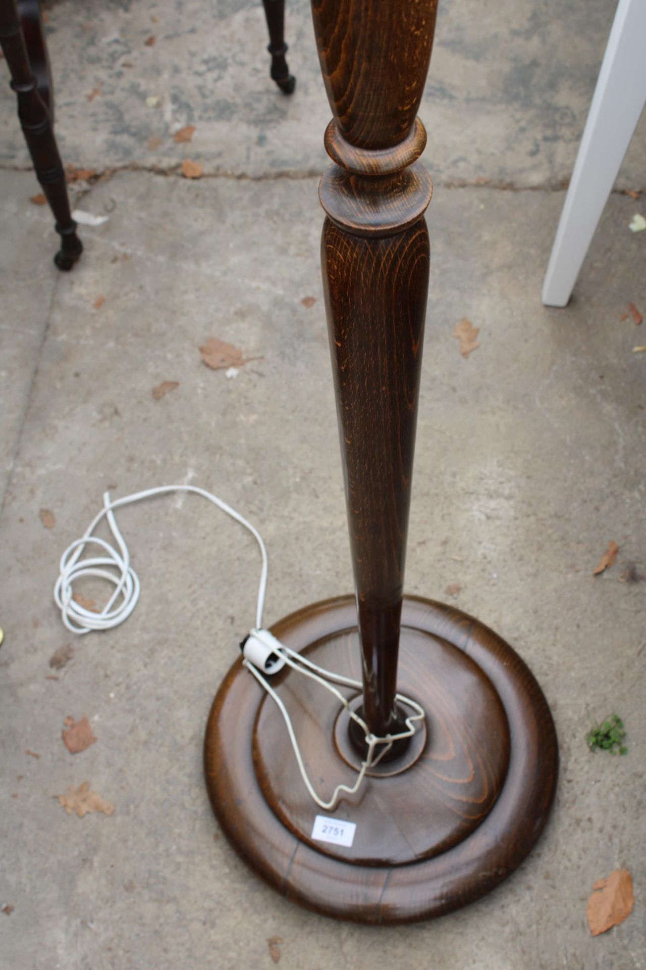 A MID 20TH CENTURY BEECH STANDARD LAMP - Image 2 of 3