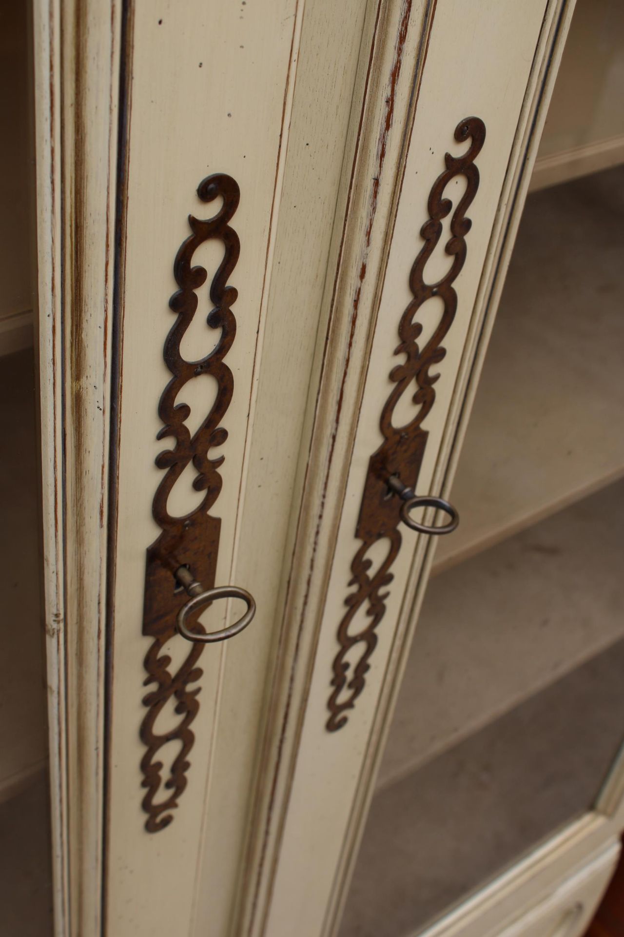 A MOEDERN WHITE PAINTED CONTINENTAL STYLE TWO DOOR GLAZED CABINET WITH TWO DRAWERS TO BASE 52" WIDE - Image 4 of 5