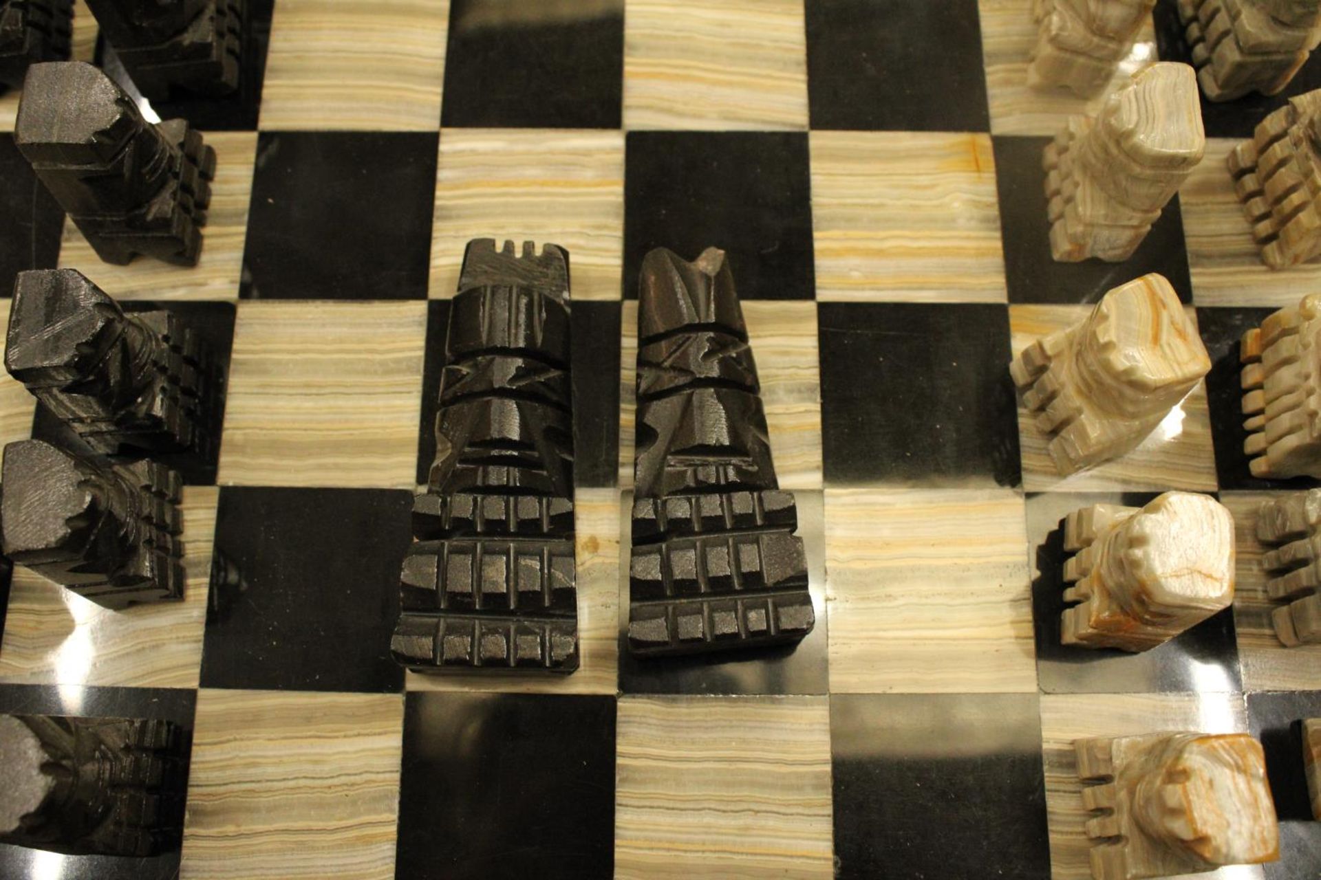 A COMPLETE MARBLE AND STONE CHESS SET WITH CARVED PIECES - Image 4 of 5