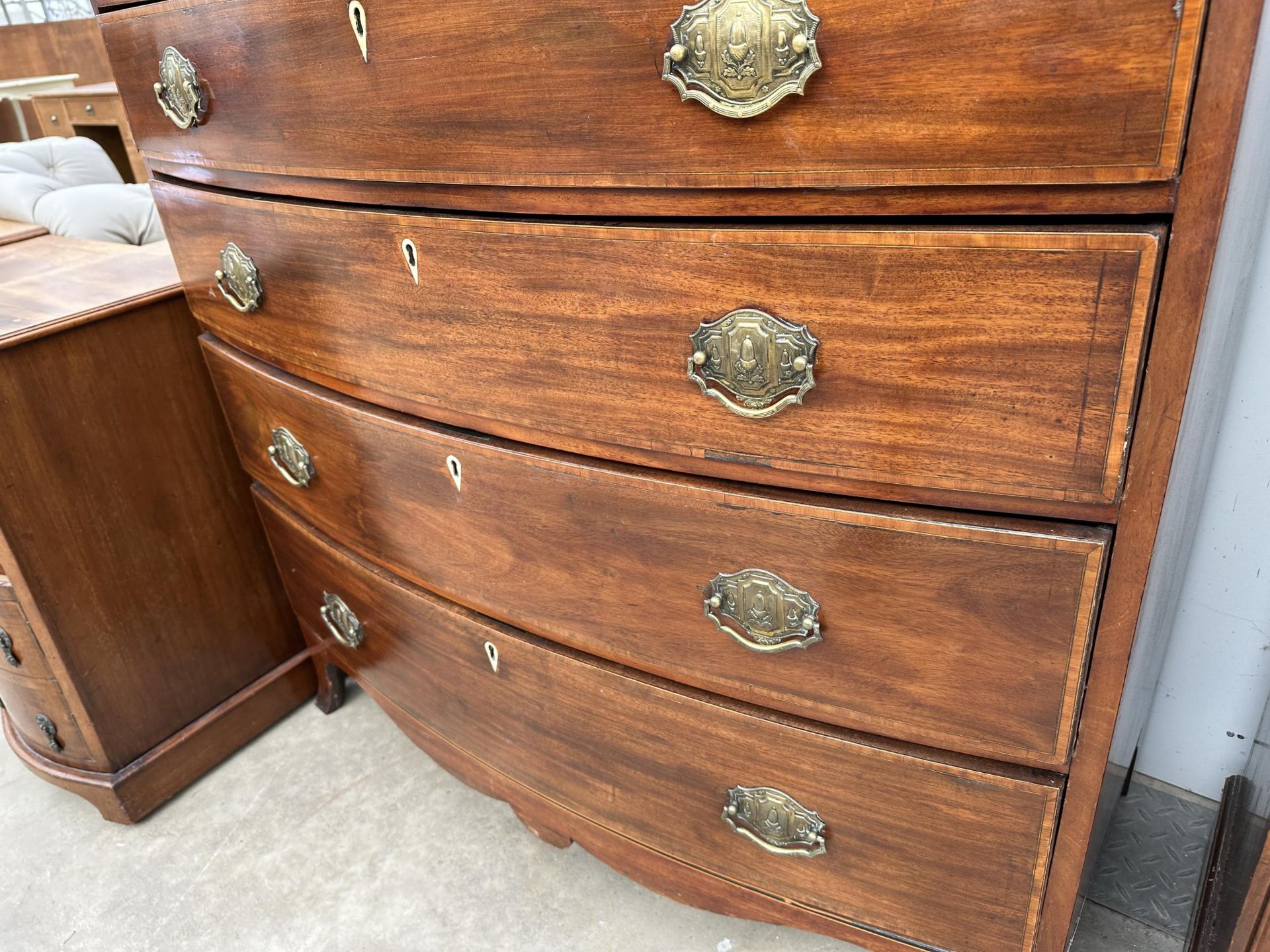 A 19TH CENTURY MAHOGANY INLAID AND CROSSBANDED CHEST OF FOUR GRADUATED DRAWERS, 43" WIDE - Bild 3 aus 4