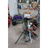AN ASSORTMENT OF GARDEN ITEMS TO INCLUDE SPADES, FORKS, RAKES AND A SEEDER ETC