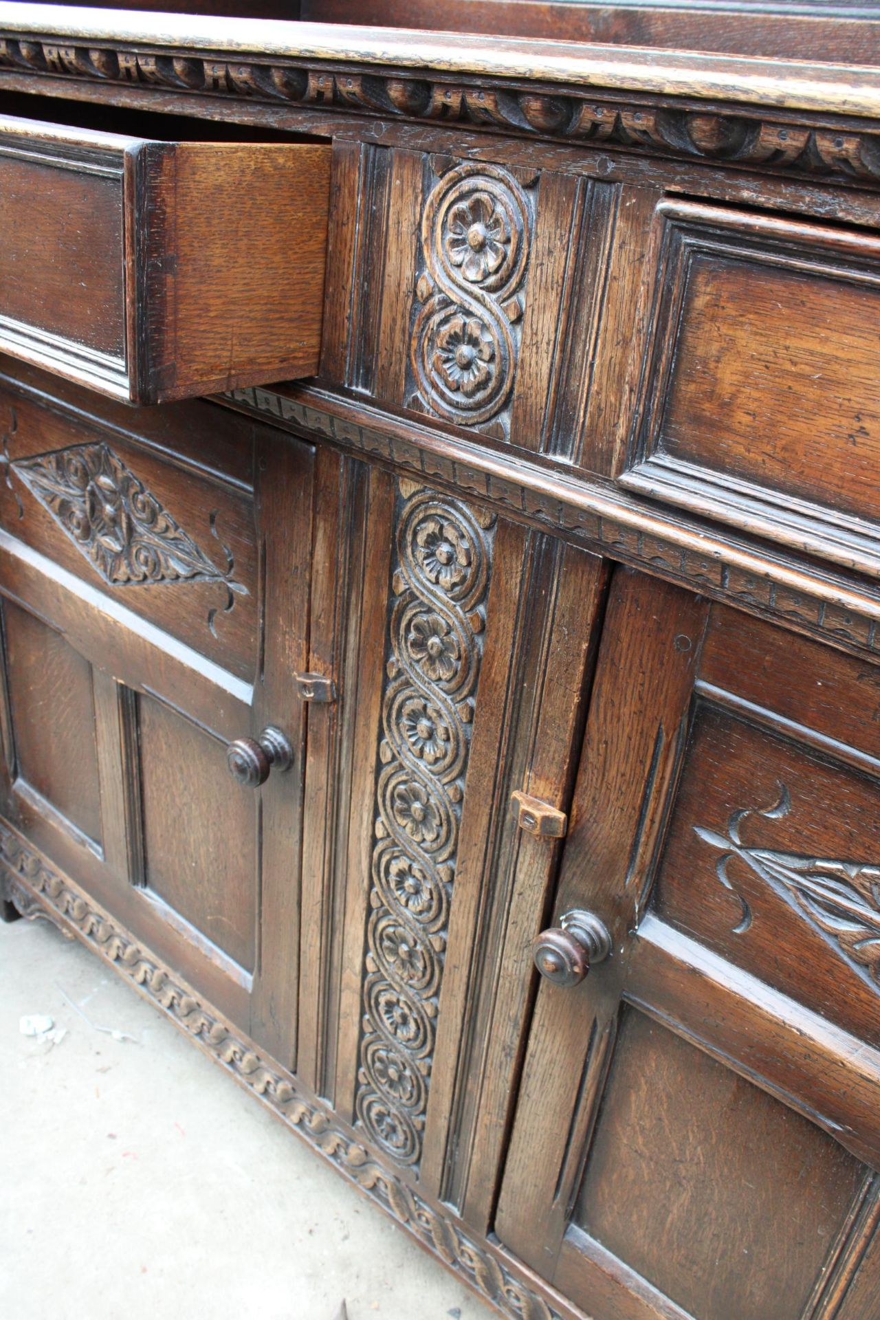 AN OAK JACOBEAN STYLE DRESSER WITH CARVED PANELS AND PLATE RACK, 56" WIDE - Bild 5 aus 5