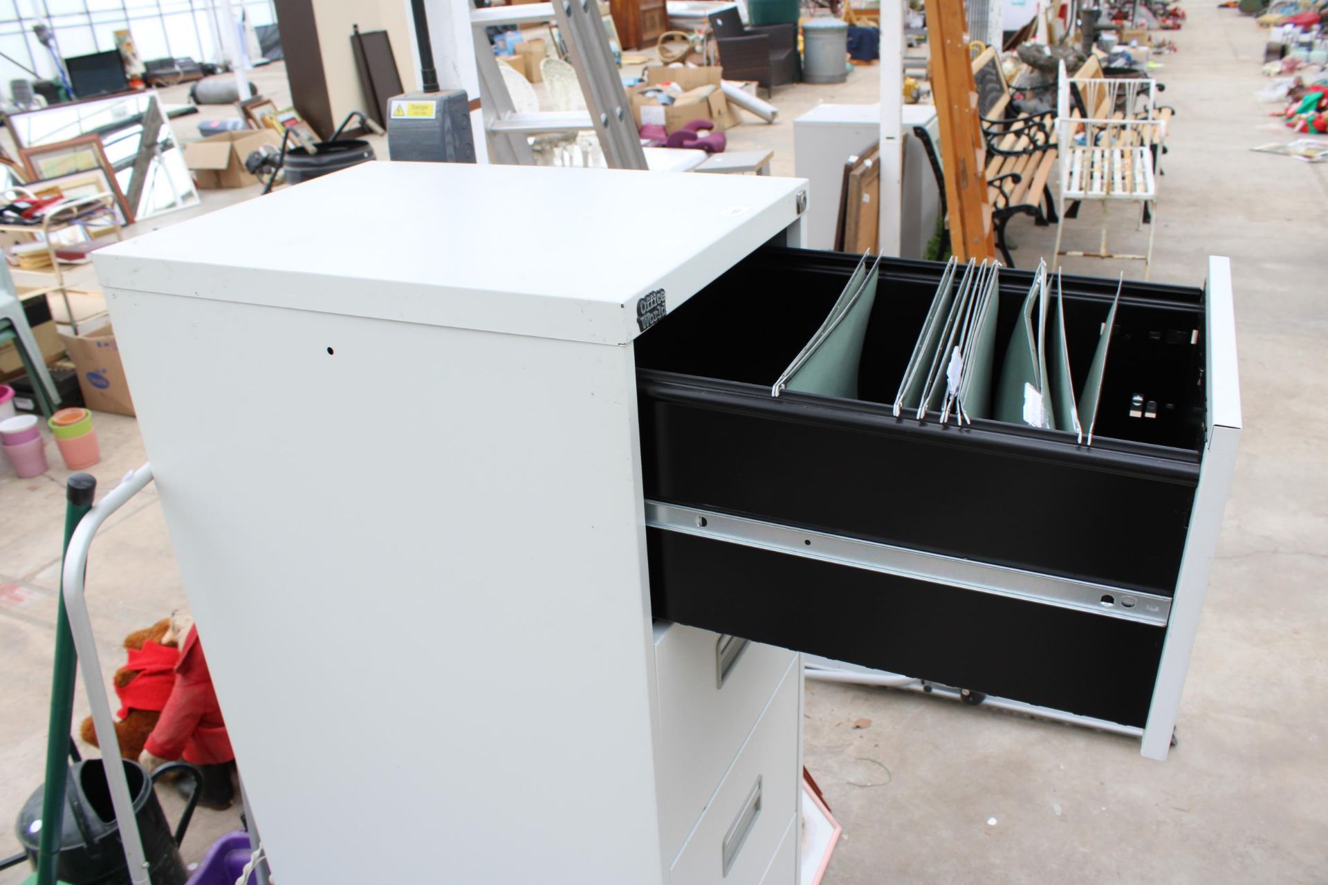 A FOUR DRAWER METAL FILING CABINET - Bild 3 aus 3