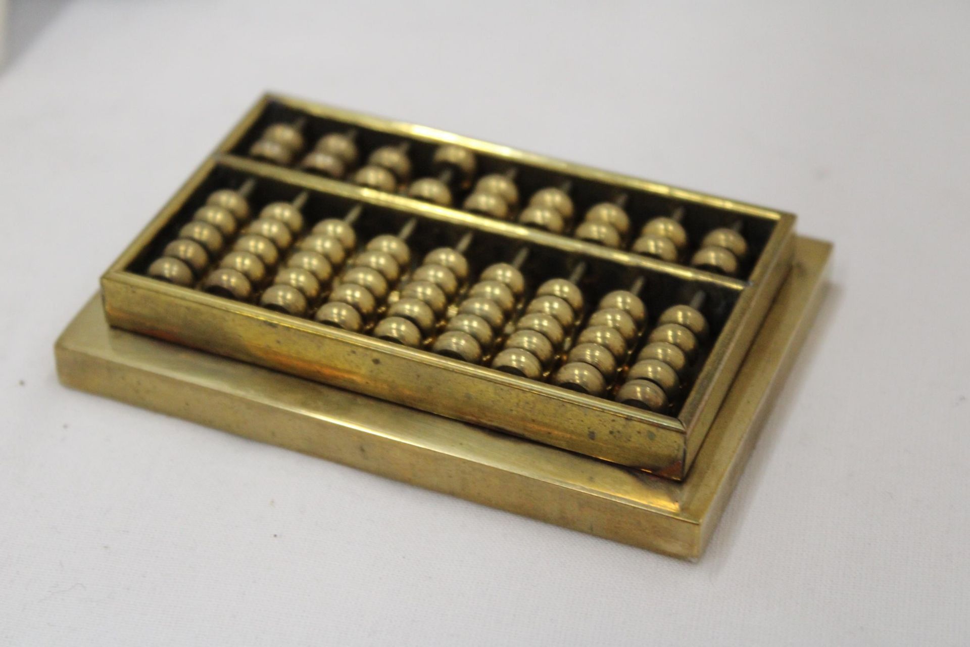 A SMALL VINTAGE HEAVY BRASS ABACUS - Image 4 of 4