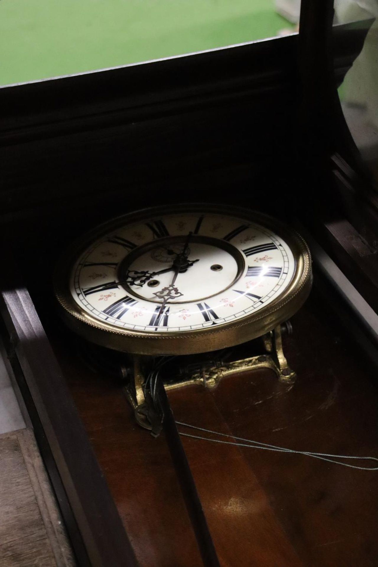 A WALL CASED PENDULUM WALL CLOCK, ENAMEL DIAL, ROMAN NUMERAL APPROX 81CM H X 37 W - Bild 5 aus 5