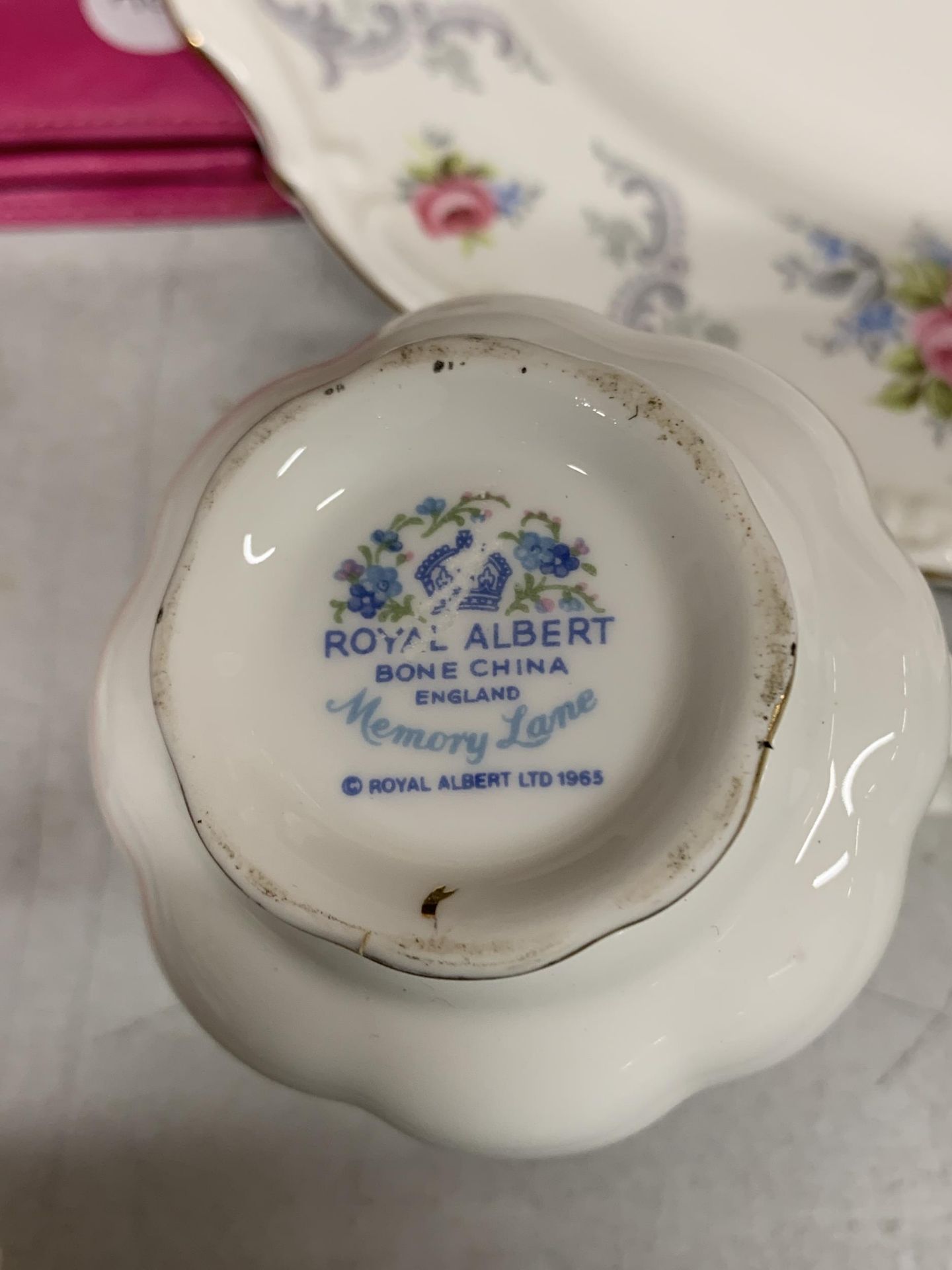 A QUANTITY OF CHINA AND CERAMIC ITEMS TO INCLUDE ROYAL ALBERT 'TRANQUILITY' SERVING PLATES, BELLS, - Image 5 of 7