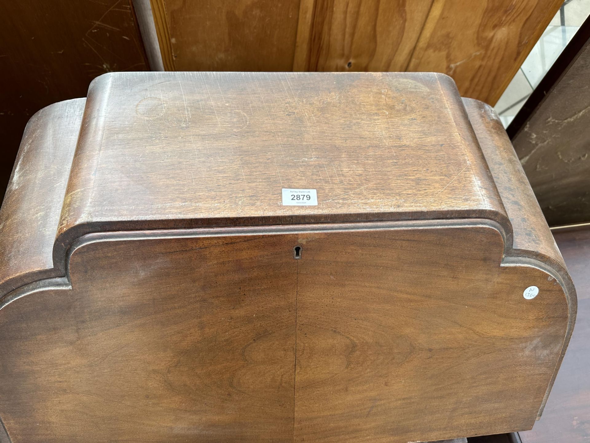 AN EARLY TWENTIETH CENTURY MAHOGANY BUREAU ON CABRIOLE LEGS WITH BALL AND CLAW FEET, 30" WIDE - Bild 2 aus 4