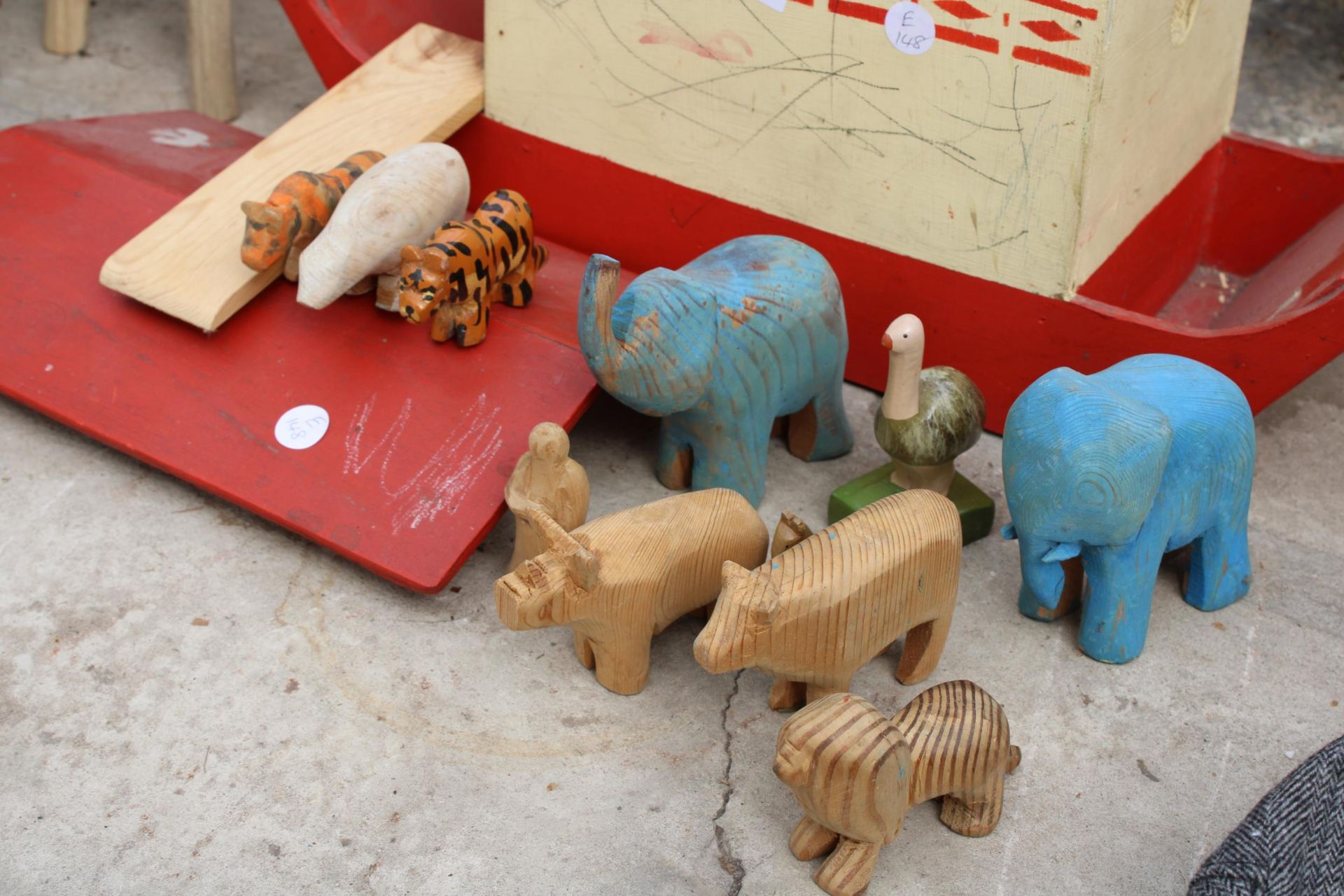A VINTAGE WOODEN NOAHS ARK AND ANIMALS - Image 2 of 4