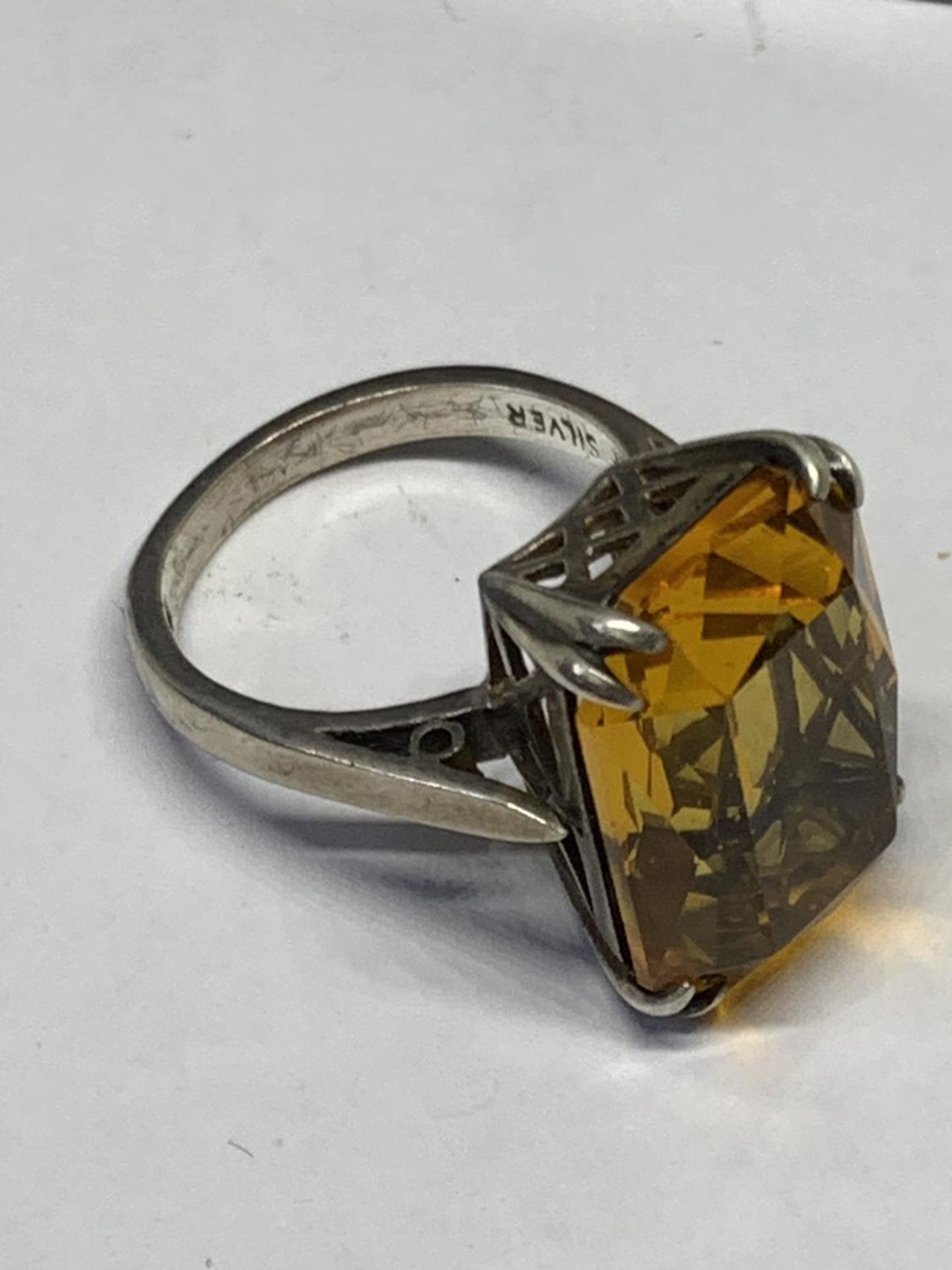 A SILVER AND YELLOW STONE RING IN A PRESENTATION BOX - Bild 2 aus 3
