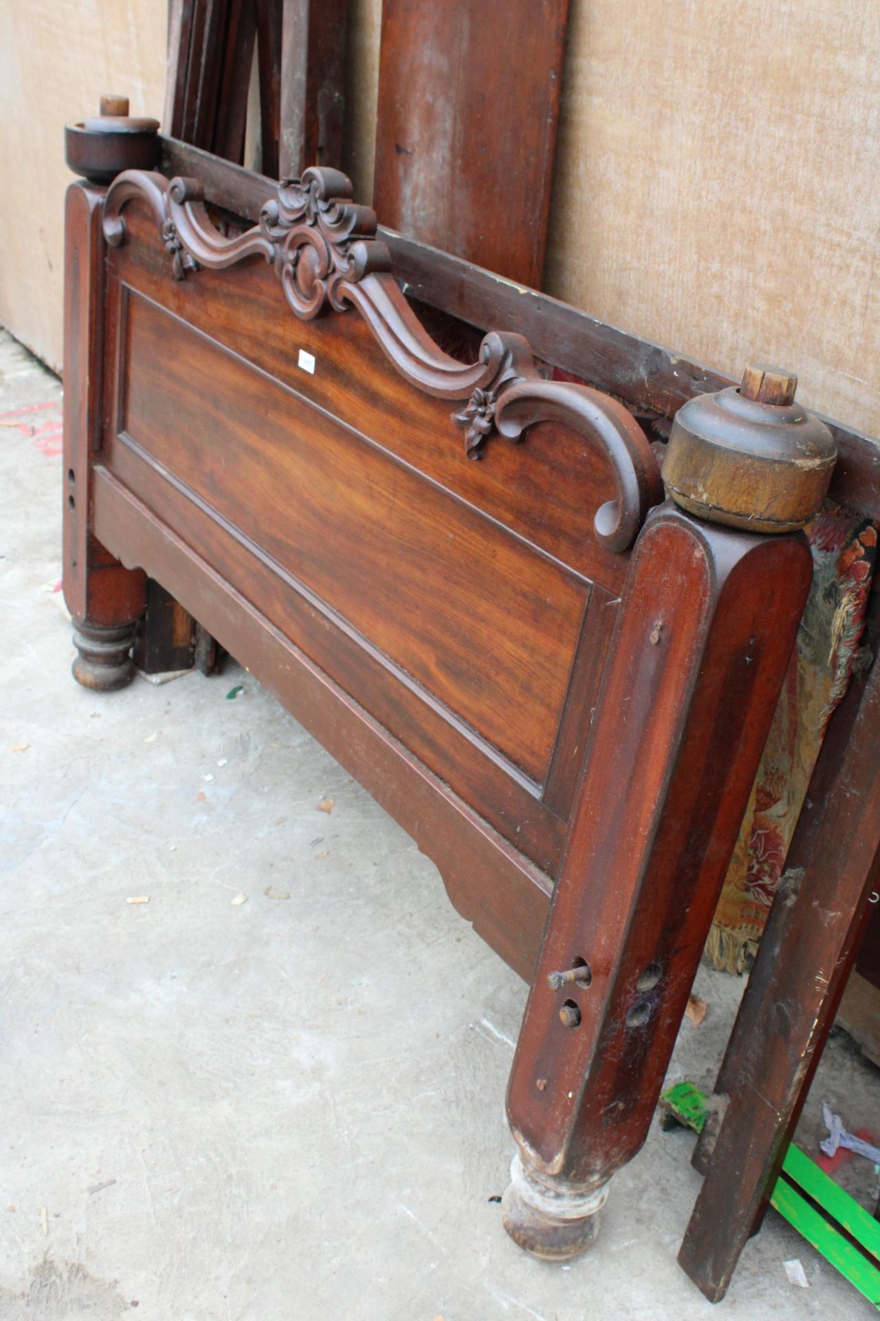 A VICTORIAN MAHOGANY 1/2 TESTER 5' BEDSTEAD - Image 2 of 3